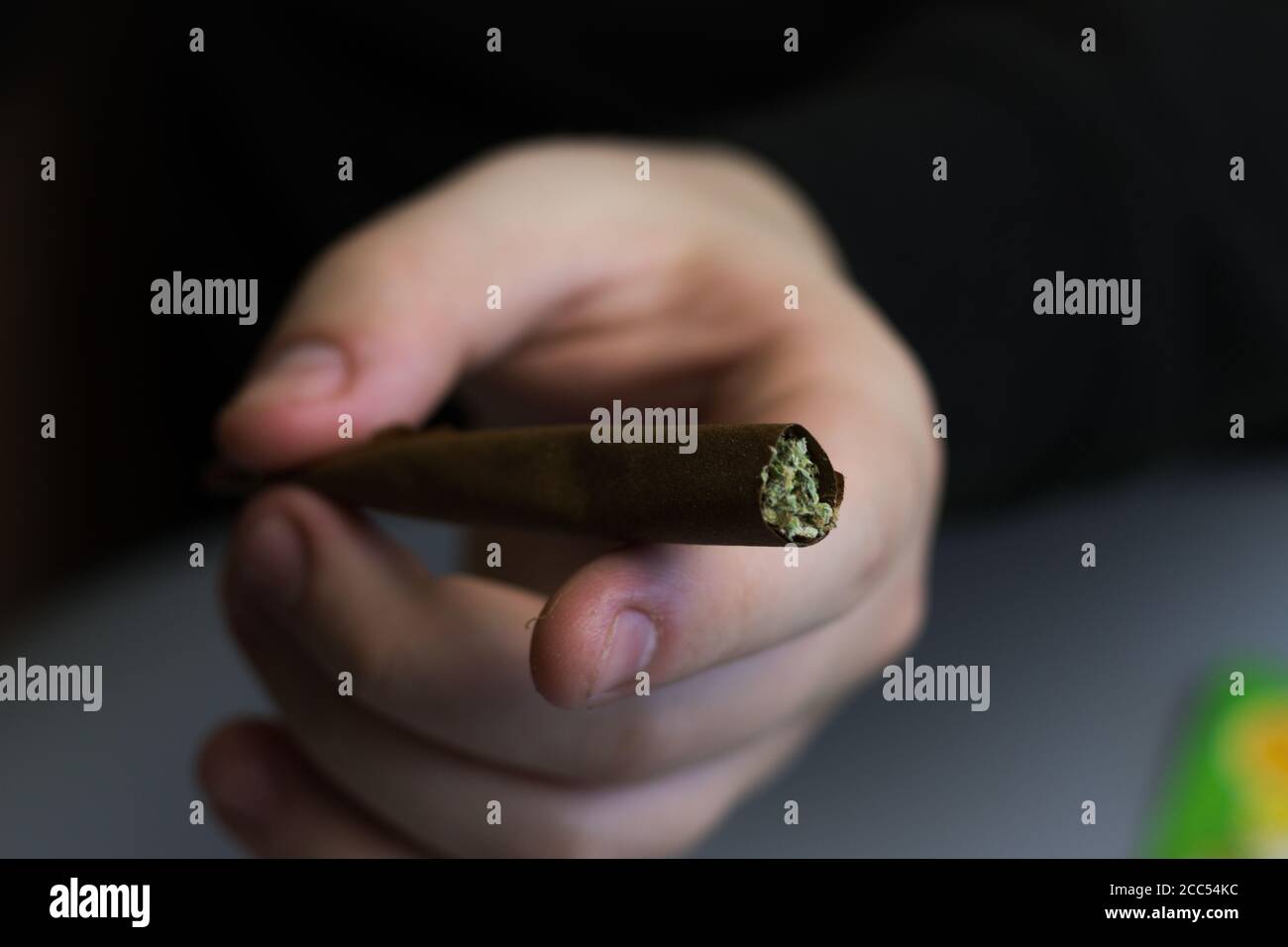 Cannabis stumpf oder gemeinsame Nahaufnahme. Marihuana in Papier gerollt. THC-Drogenkonsum Stockfoto