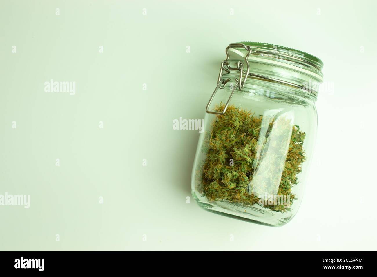 Cannabis Knospen in Glas auf weißem Hintergrund isoliert Stockfoto