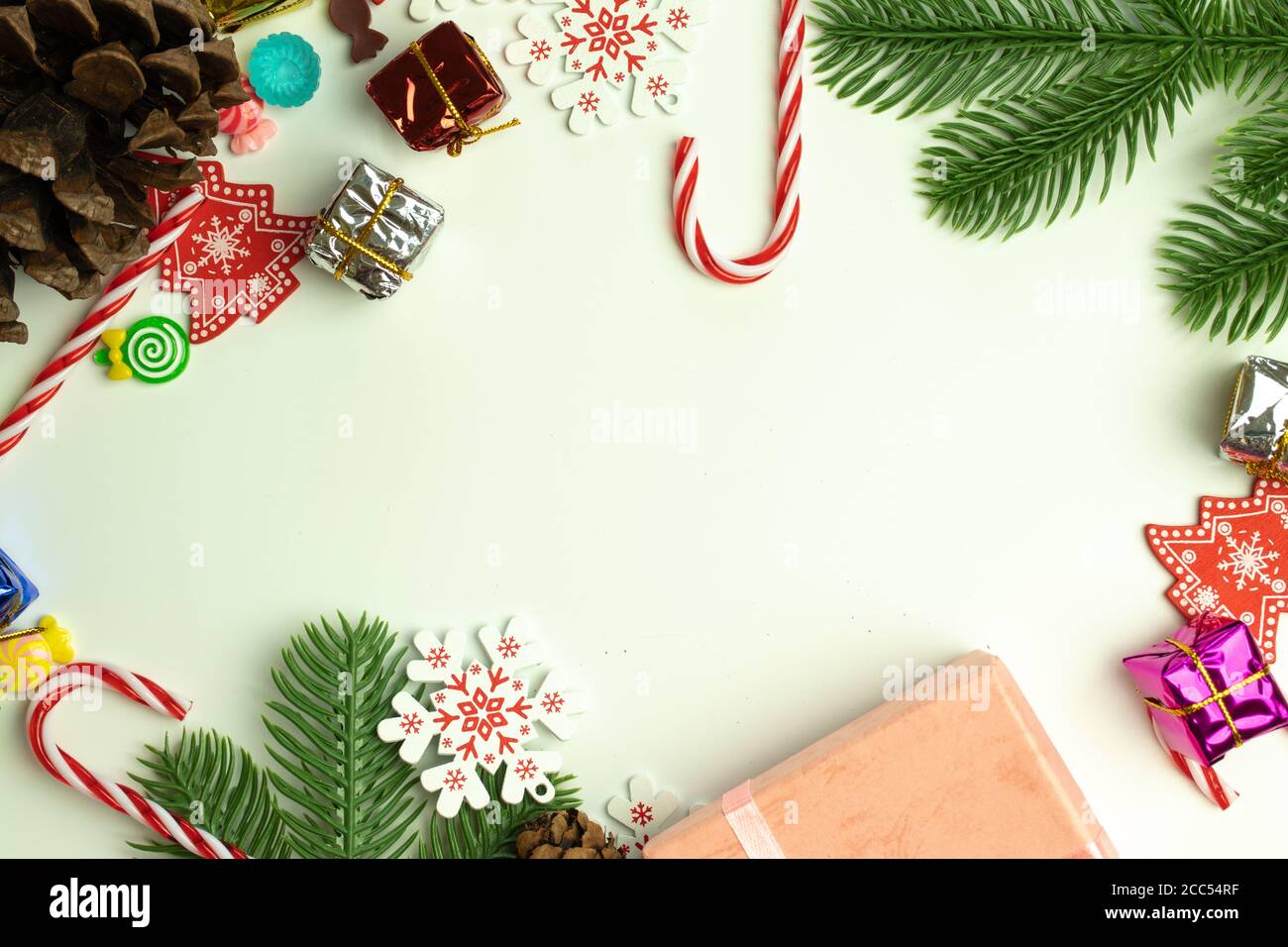 Weihnachten oder Neujahr Winterferien flach Lay Design Hintergrund. Platz in der Mitte kopieren Stockfoto