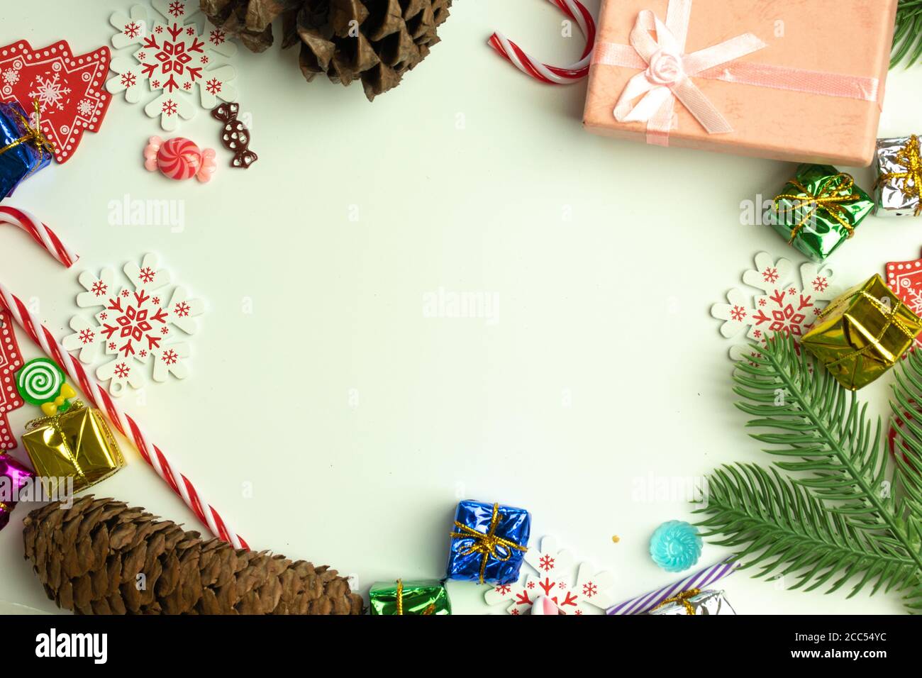 Weihnachtsangebot. Weißer Hintergrund mit Kopierbereich. Winterferien Stockfoto
