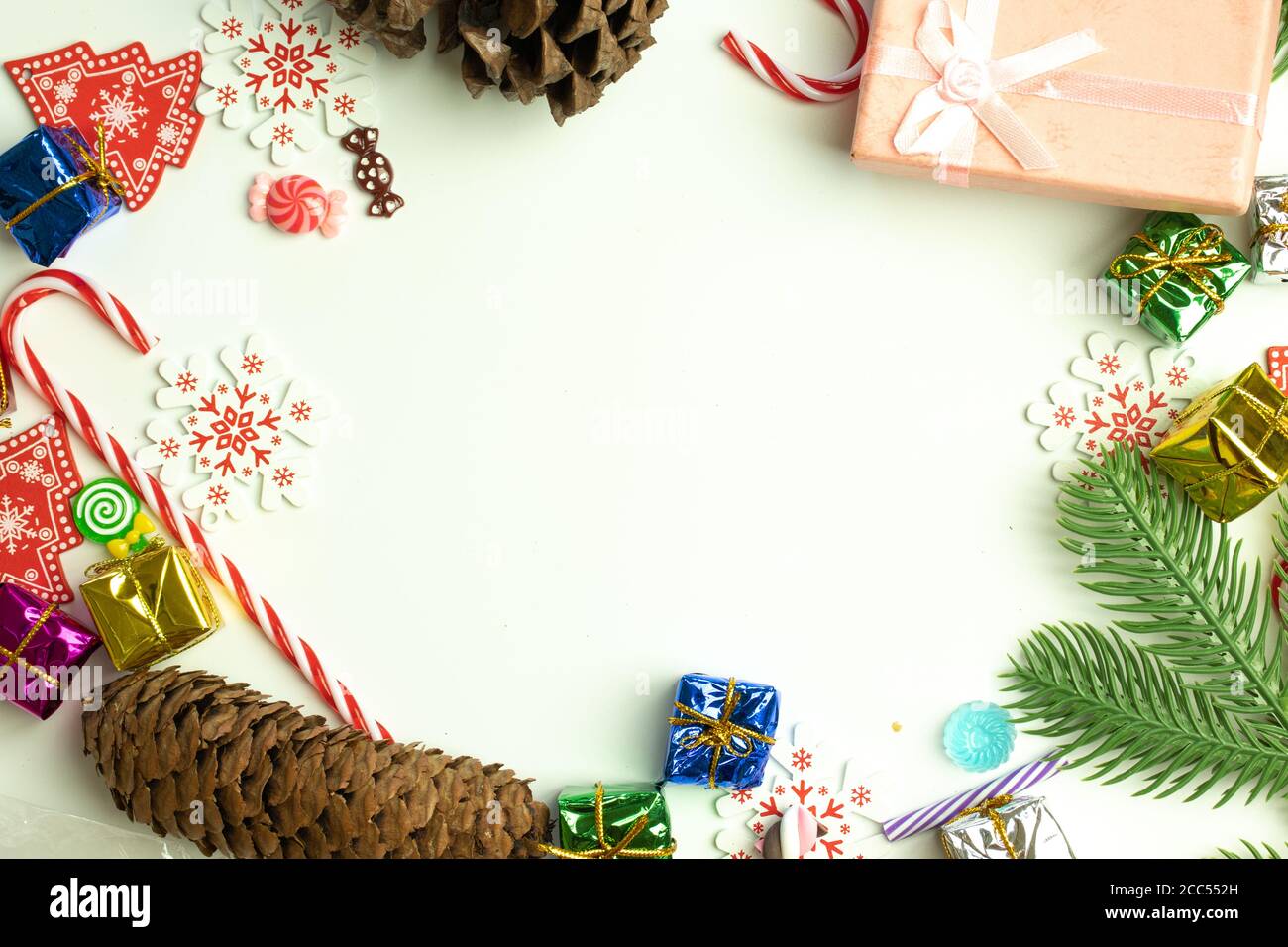 Weihnachten flach lag Hintergrund mit Kopierer Platz. Ansicht der Neujahrsdekoration auf weißem Hintergrund Stockfoto