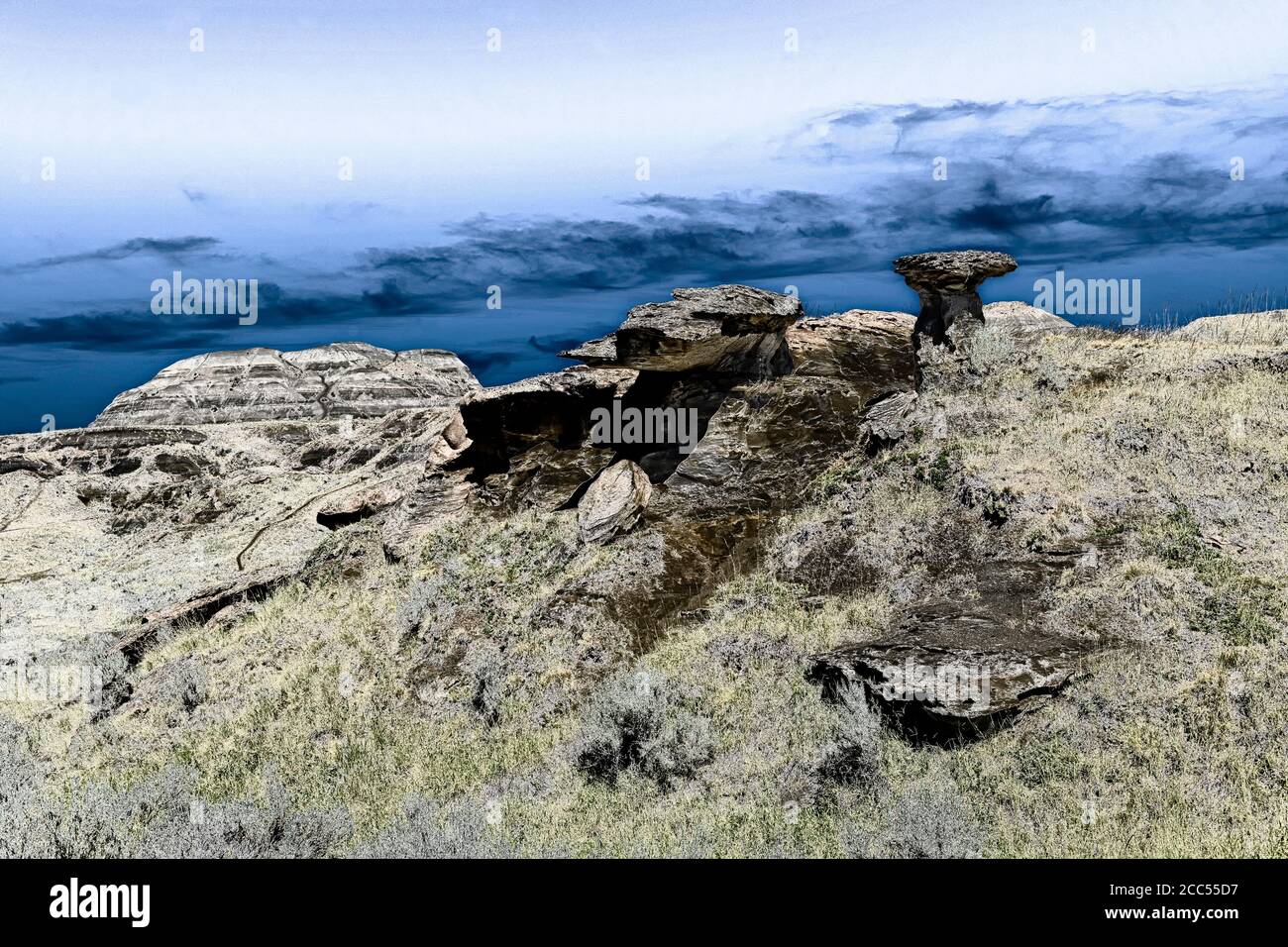 Ein solarisiertes Foto der Alberta Badlands Stockfoto