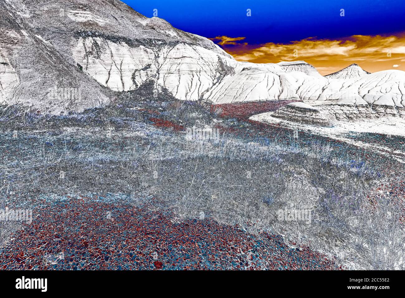 Ein solarisiertes Foto der Alberta Badlands Stockfoto