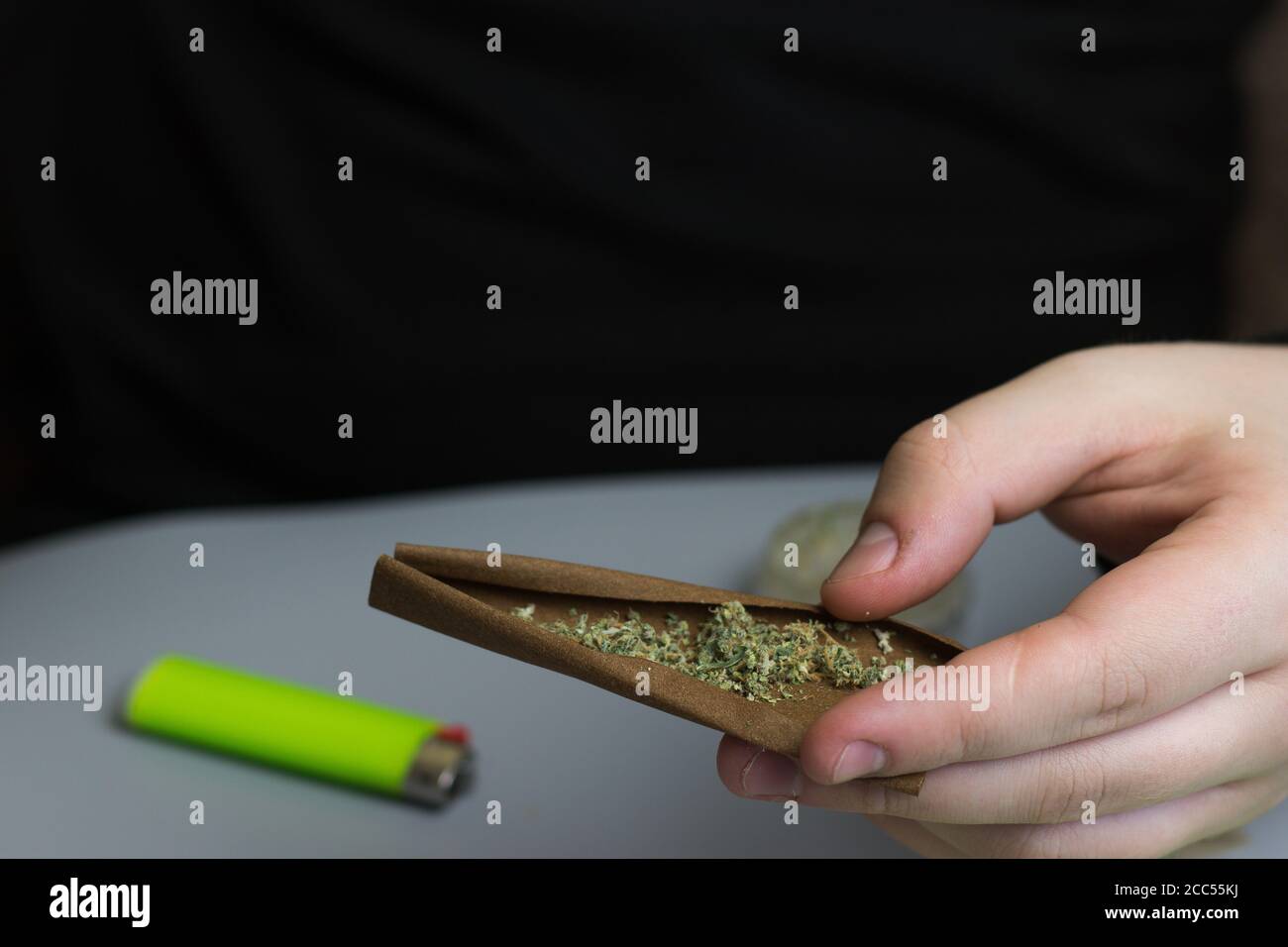 Gerollt stumpf mit Cannabis in Menschenhand mit Kopierraum Stockfoto