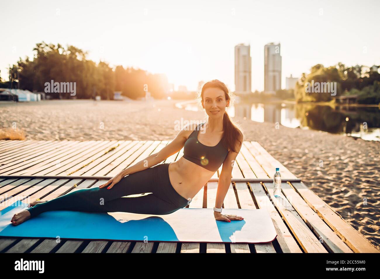Sportlerin macht Yoga bei Sonnenaufgang Stockfoto