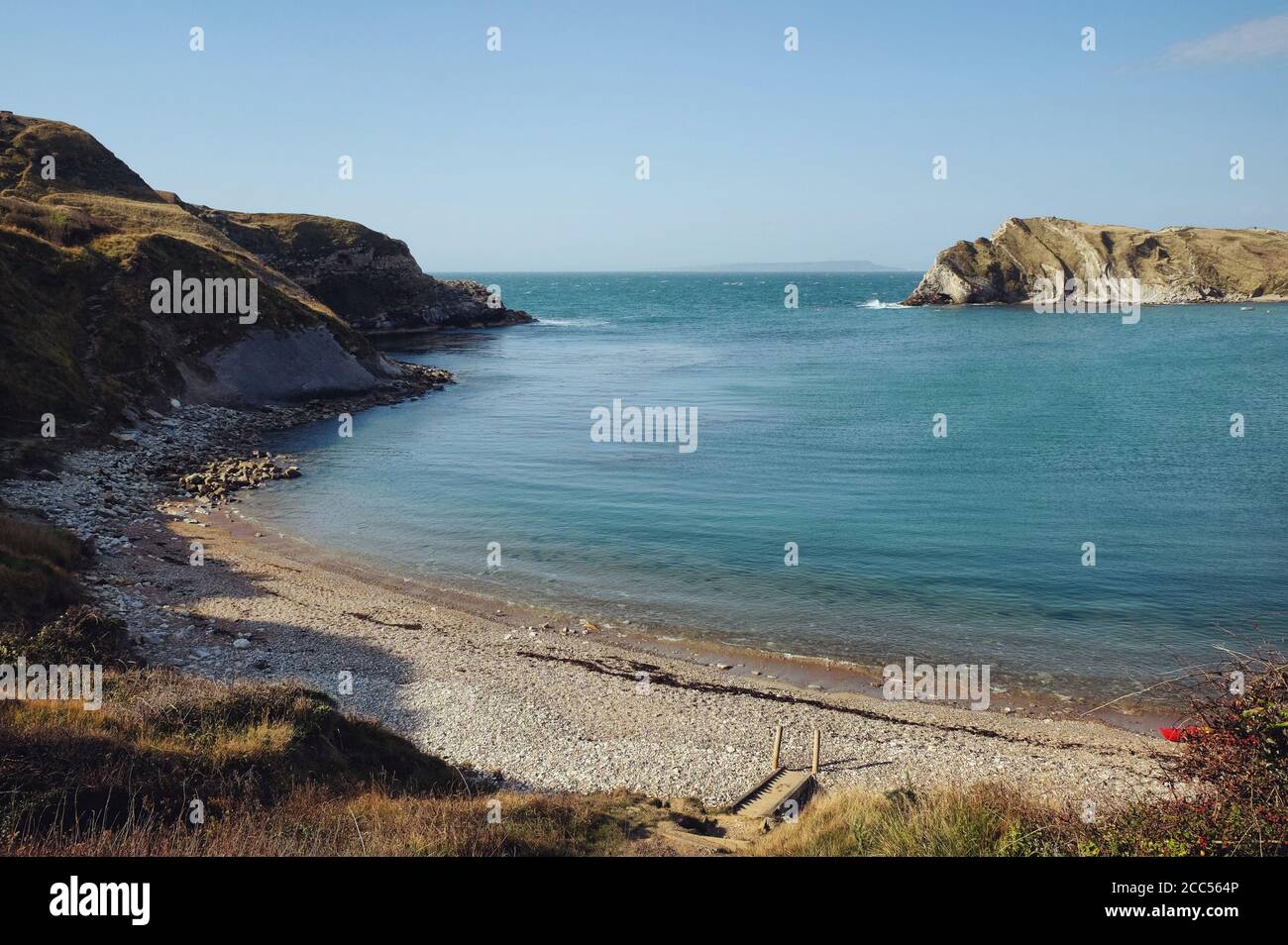 Eine ruhige Lulworth Cove an der Jurassic Coast, Dorset, Großbritannien Stockfoto