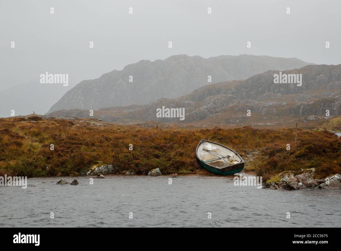 Eine Landschaft mit einem kleinen Boot auf dem Loch Tollaidh, Schottland Stockfoto