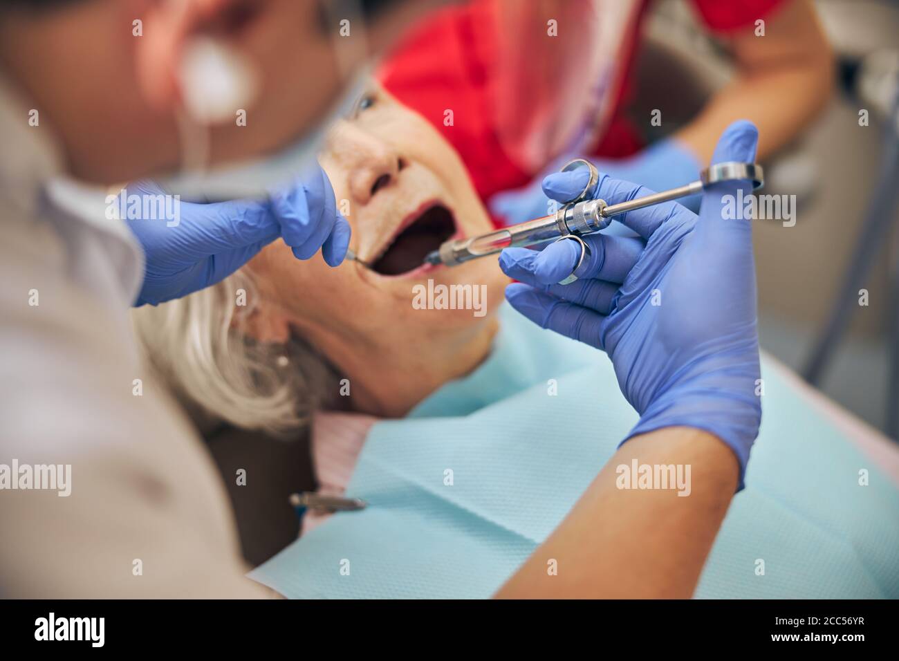 Frau, die Zahnärzte untersucht die Zähne sind Anästhesie Stockfoto