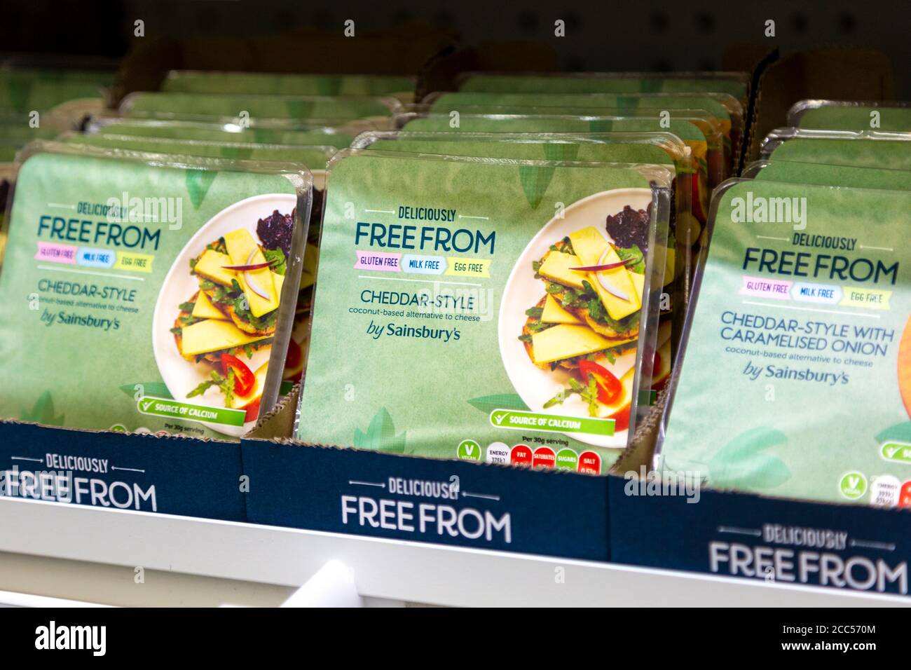 Vegan frei von milchfreien Cheeve Alternativen für Veganer, Sainsburys eigene Marke im Supermarkt, London, Großbritannien Stockfoto