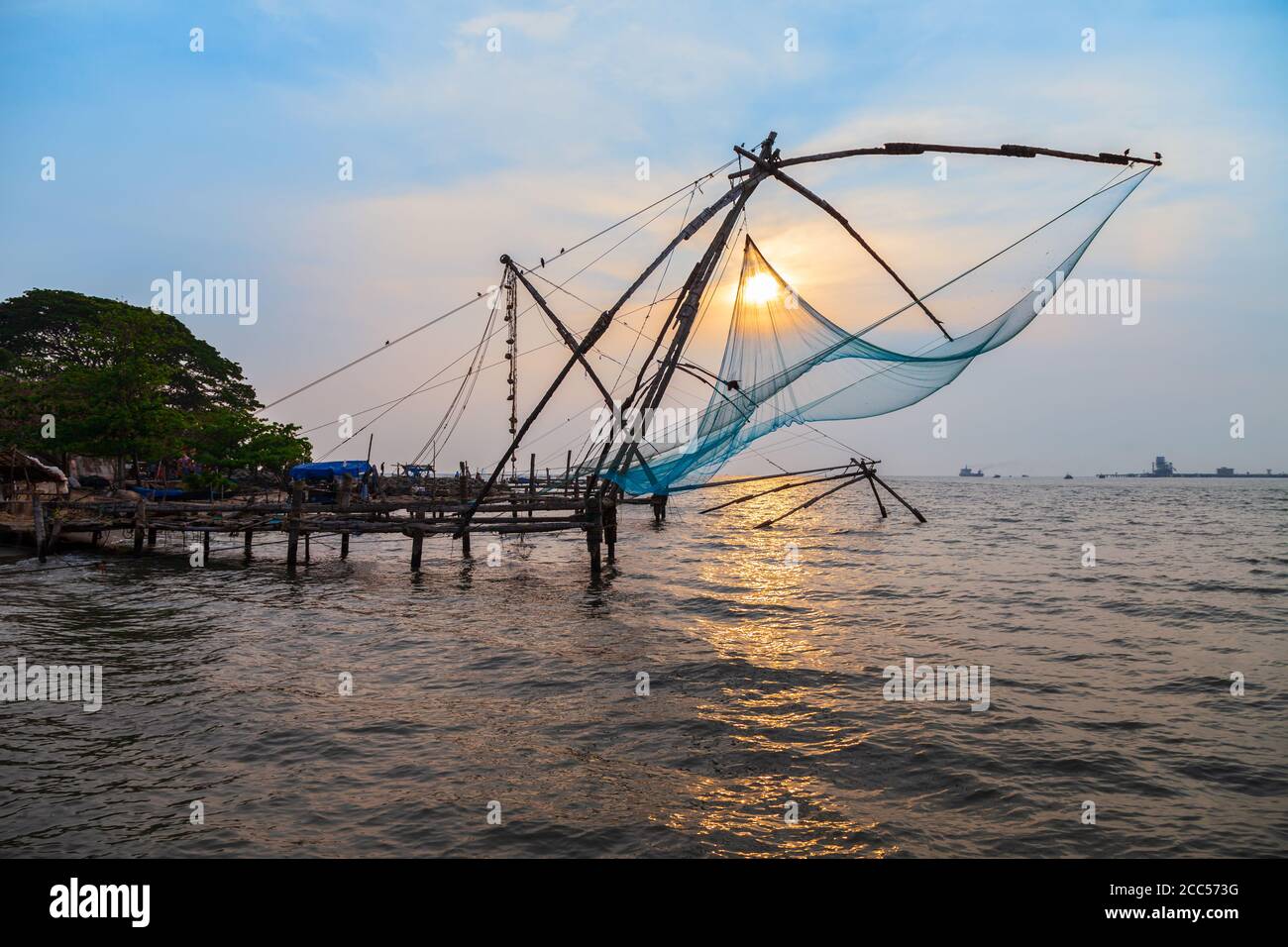 Chinesische Fischernetze oder cheena vala sind eine Art stationäres Lift net, in Fort Kochi in Cochin, Indien Stockfoto