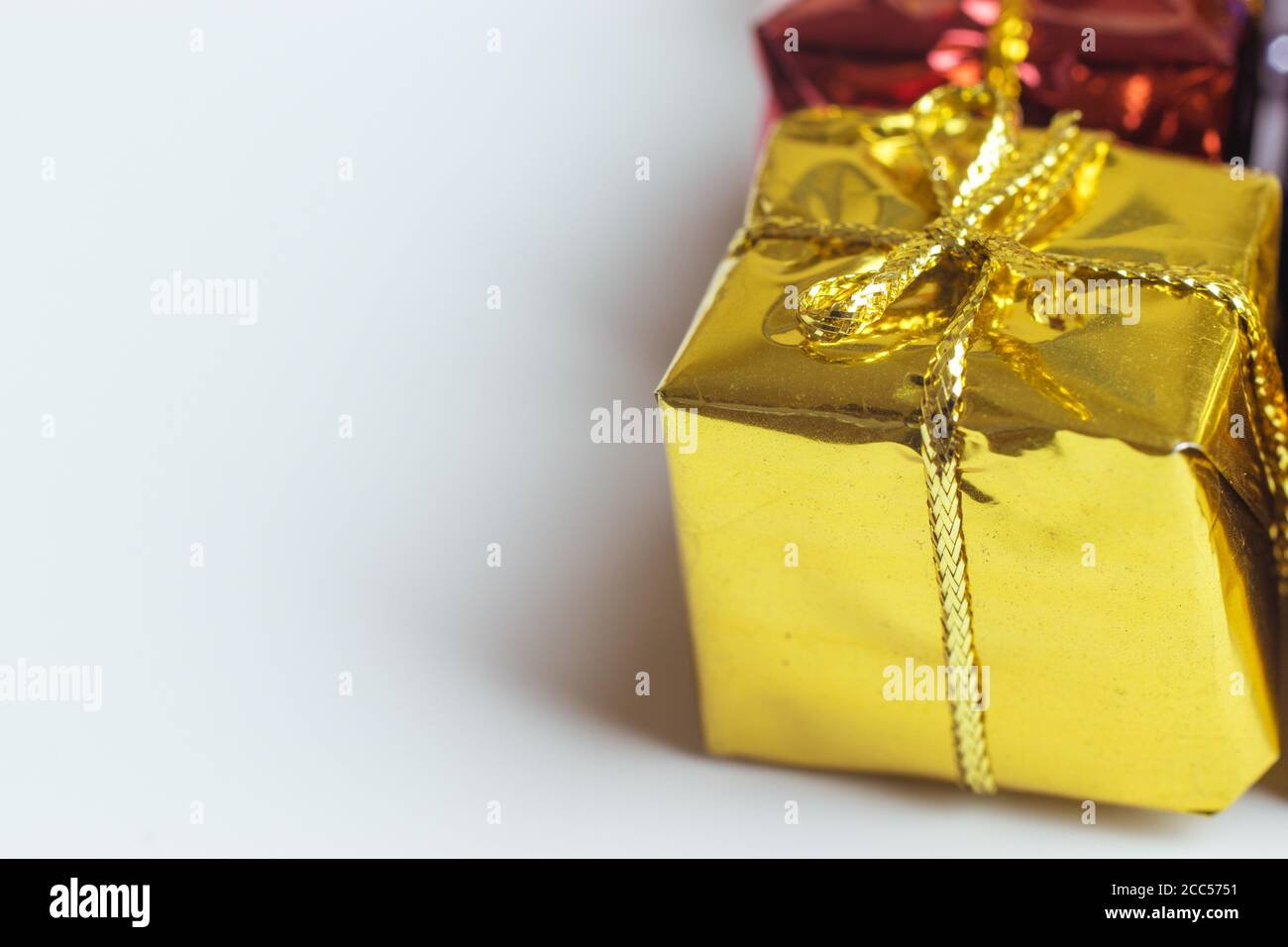 Gelbe helle Geschenkbox mit Geschenk auf weißem Hintergrund. Speicherplatz kopieren Stockfoto