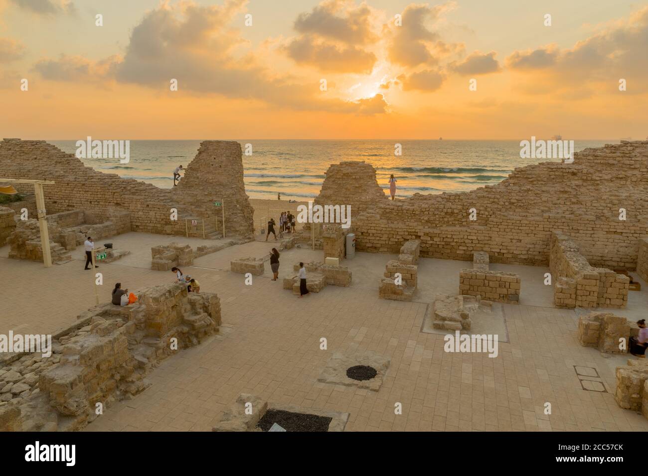 Ashdod, Israel - 12. August 2020: Blick auf die Überreste der Zitadelle von Ashdod (Ashdod Yam oder Ashdod am Meer) bei Sonnenuntergang, mit Besuchern. Süd-Israel Stockfoto