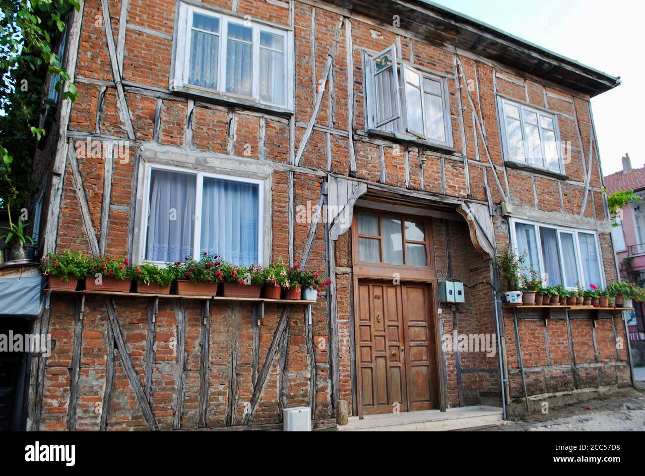 Vollbilderansicht des historischen Hauses in der Schwarzmeerregion. Akcakoca Türkei Stockfoto