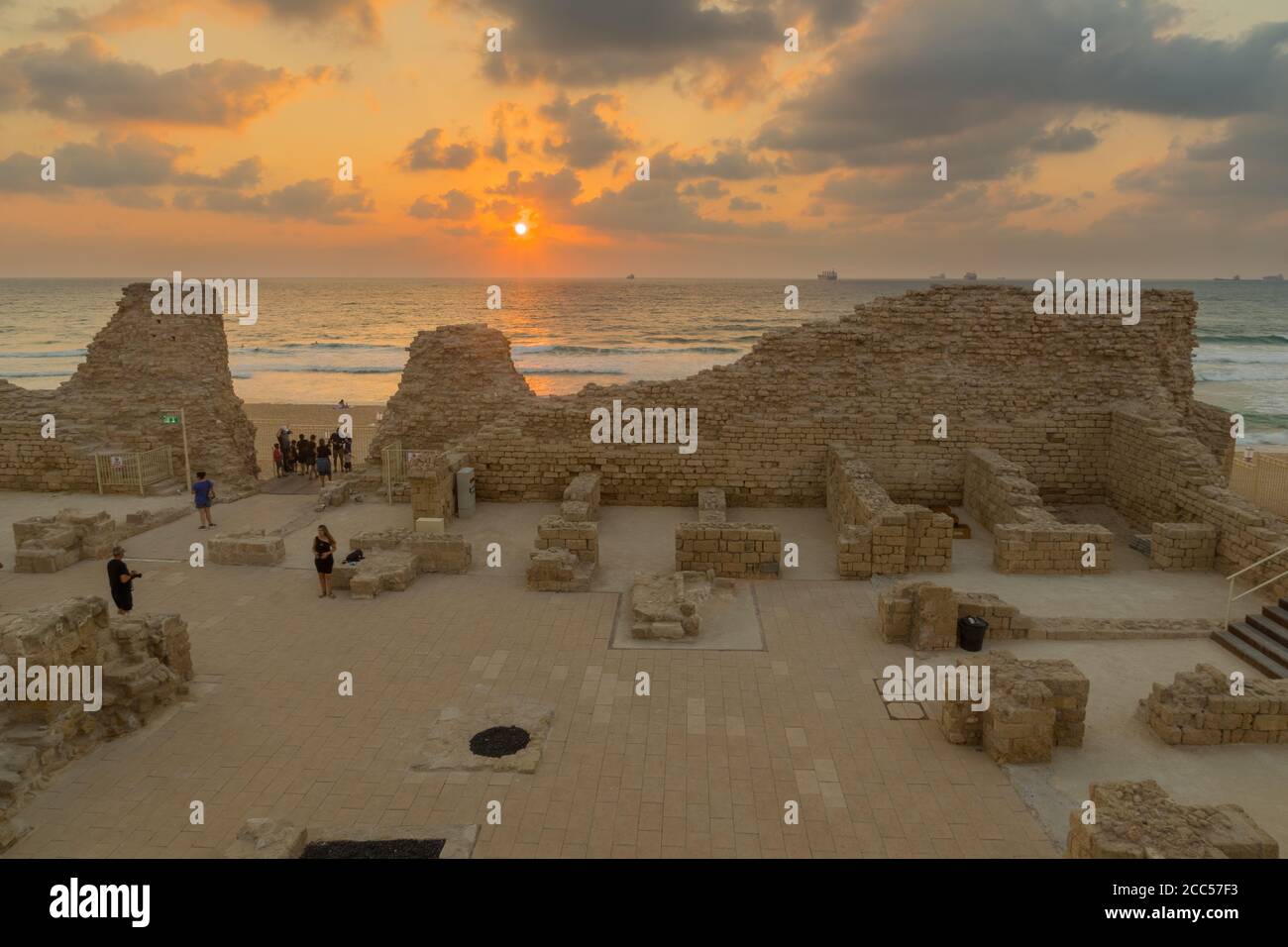 Ashdod, Israel - 12. August 2020: Blick auf die Überreste der Zitadelle von Ashdod (Ashdod Yam oder Ashdod am Meer) bei Sonnenuntergang, mit Besuchern. Süd-Israel Stockfoto