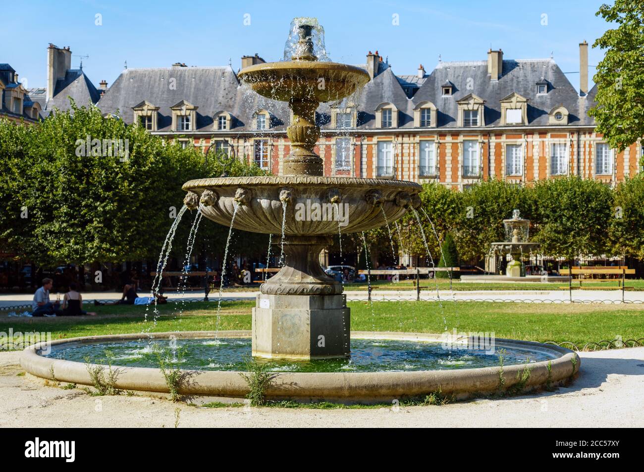 Verzierte Brunnen in Places du Vosges - Paris, Frankreich Stockfoto