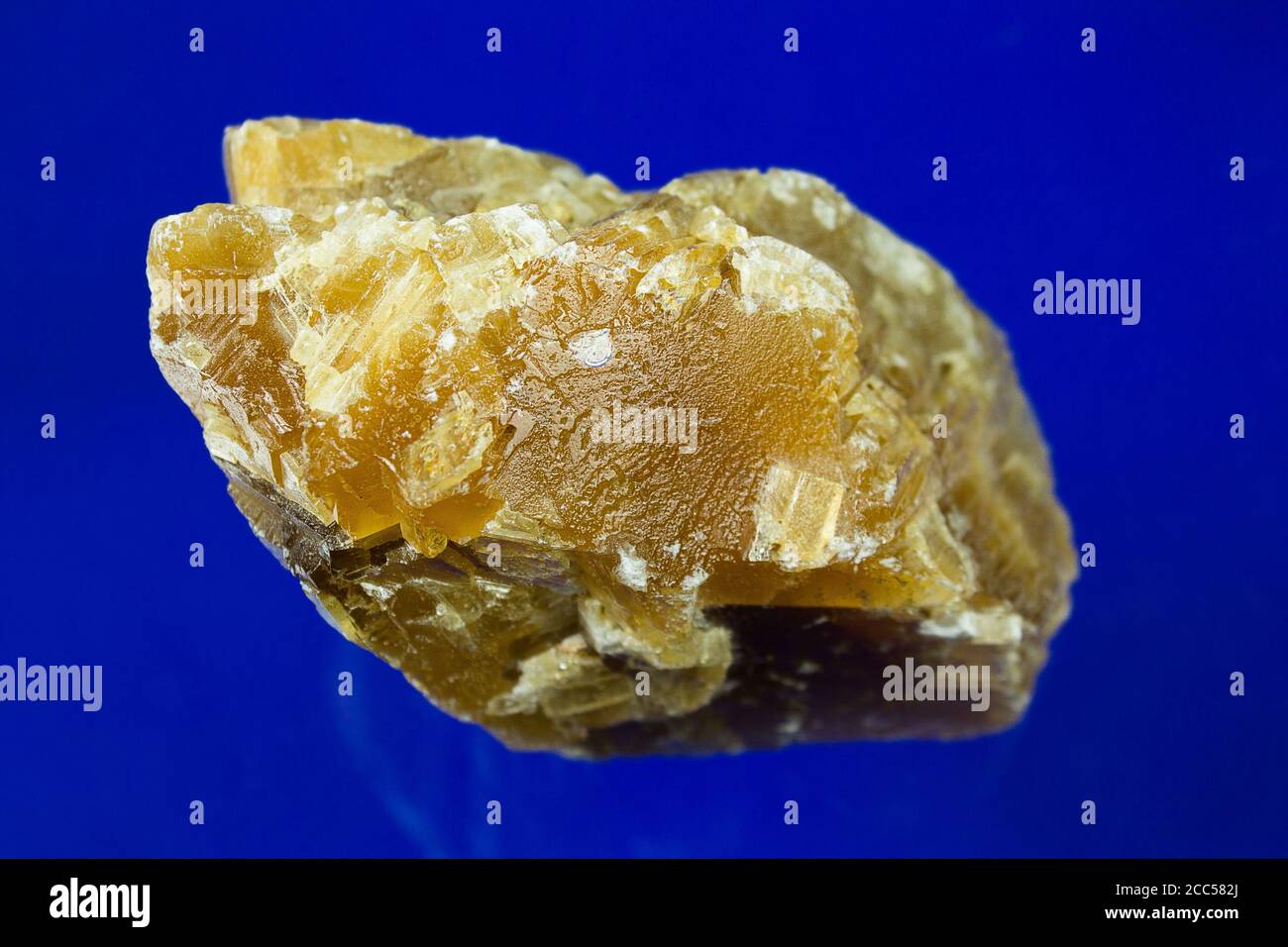 Ein natürlicher Honigkalzit aus Mexiko. Stockfoto