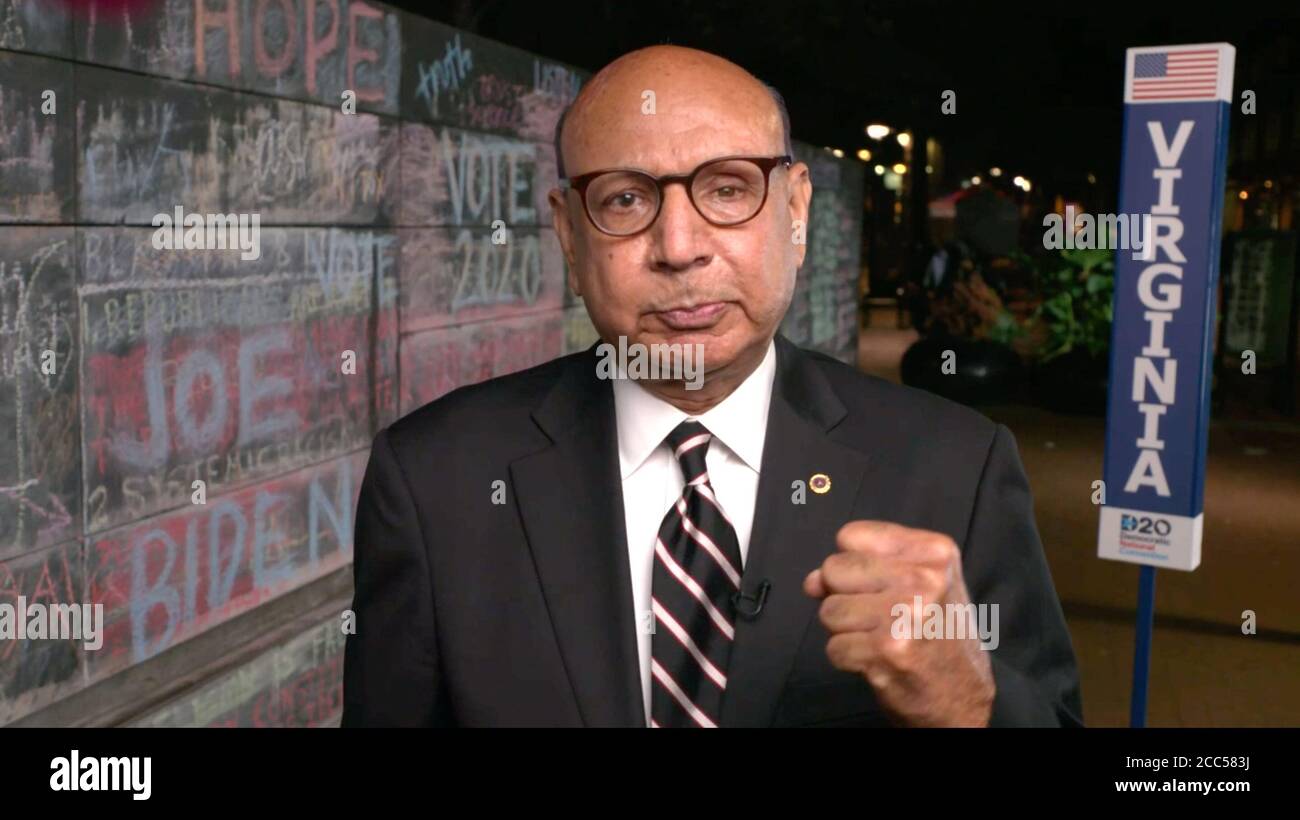 In diesem Bild aus dem Video-Feed der Demokratischen Nationalversammlung macht der Aktivist Khizr Khan Bemerkungen, als er am Dienstag, dem 18. August 2020, die Nominierungsstimmen für das Commonwealth of Virginia abgibt. Quelle: Demokratische Nationalversammlung über CNP /MediaPunch Stockfoto
