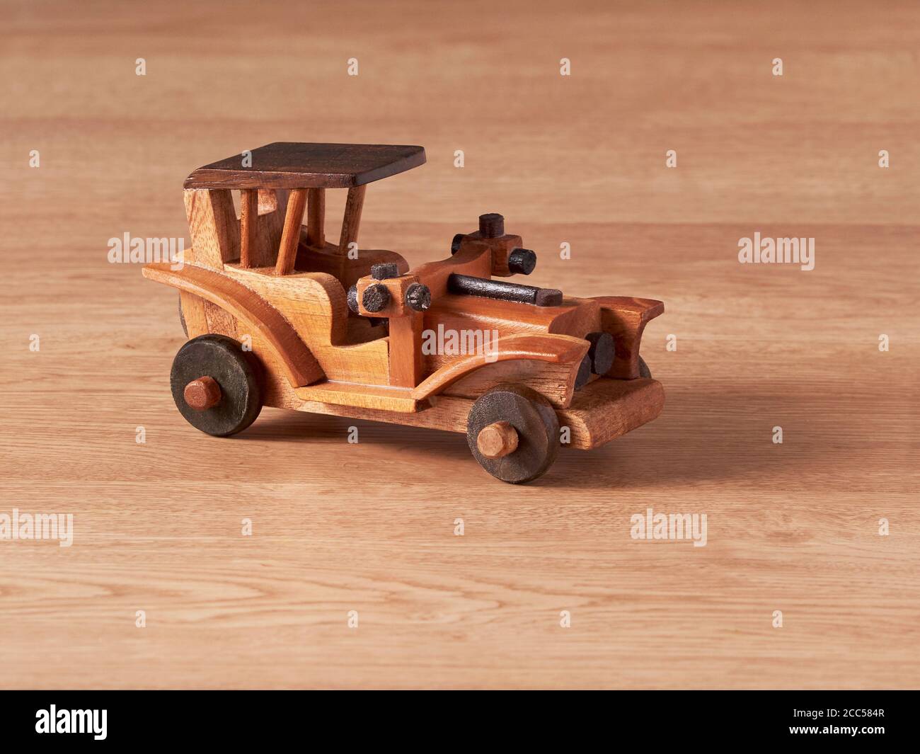 Holzspielzeug Vintage-Oldtimer auf dem Holztisch Stockfoto