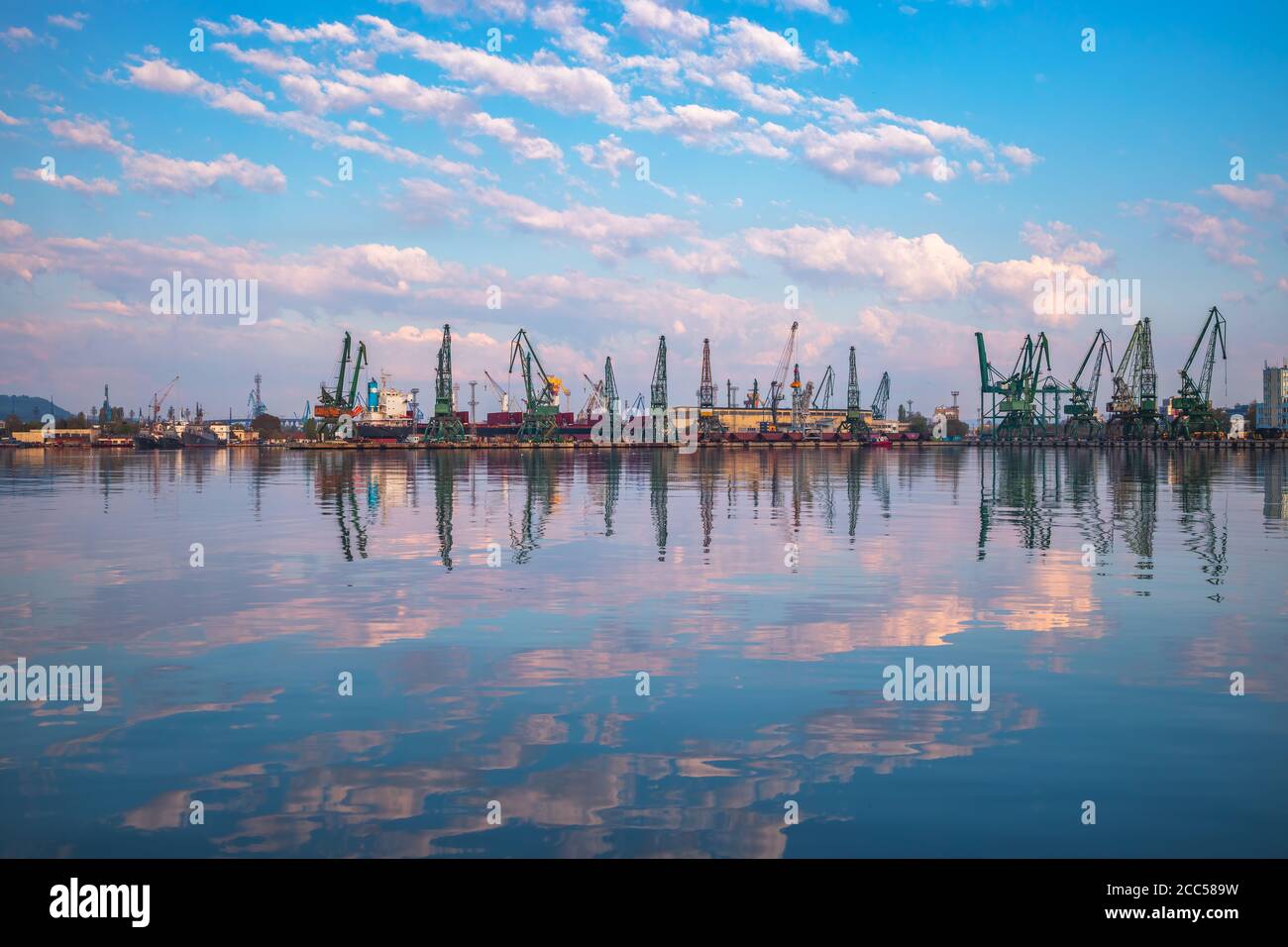 Seehafen und Industriekrane, Varna, Bulgarien. Sonnenaufgang über dem Varna See Stockfoto