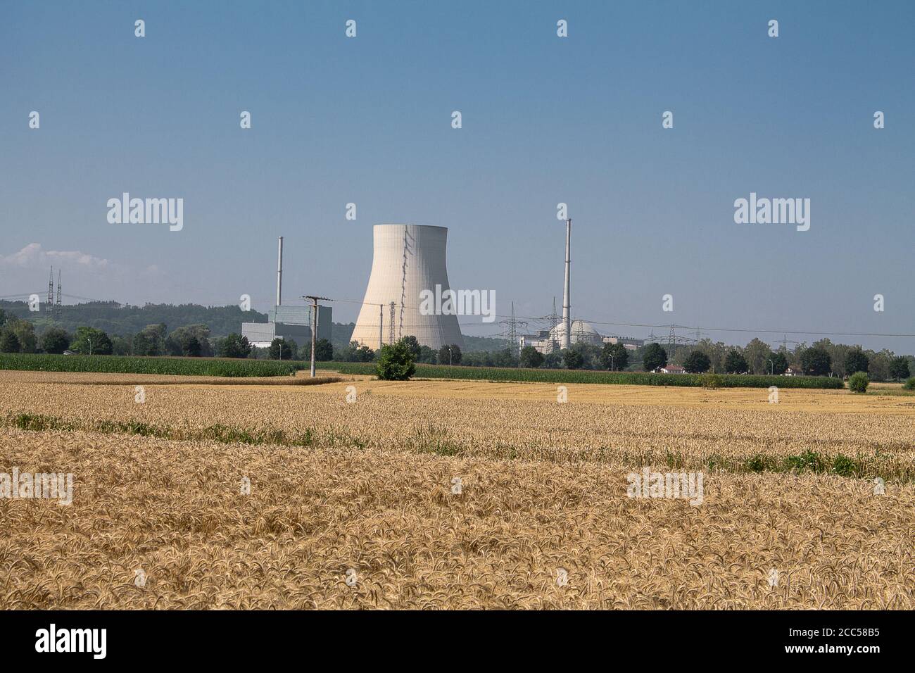 Rechts der Kühlturm in der Mitte der Reaktorkuppel und links hinter dem Maschinenhaus mit den Dampfturbinen eines Atomkraftplans Stockfoto