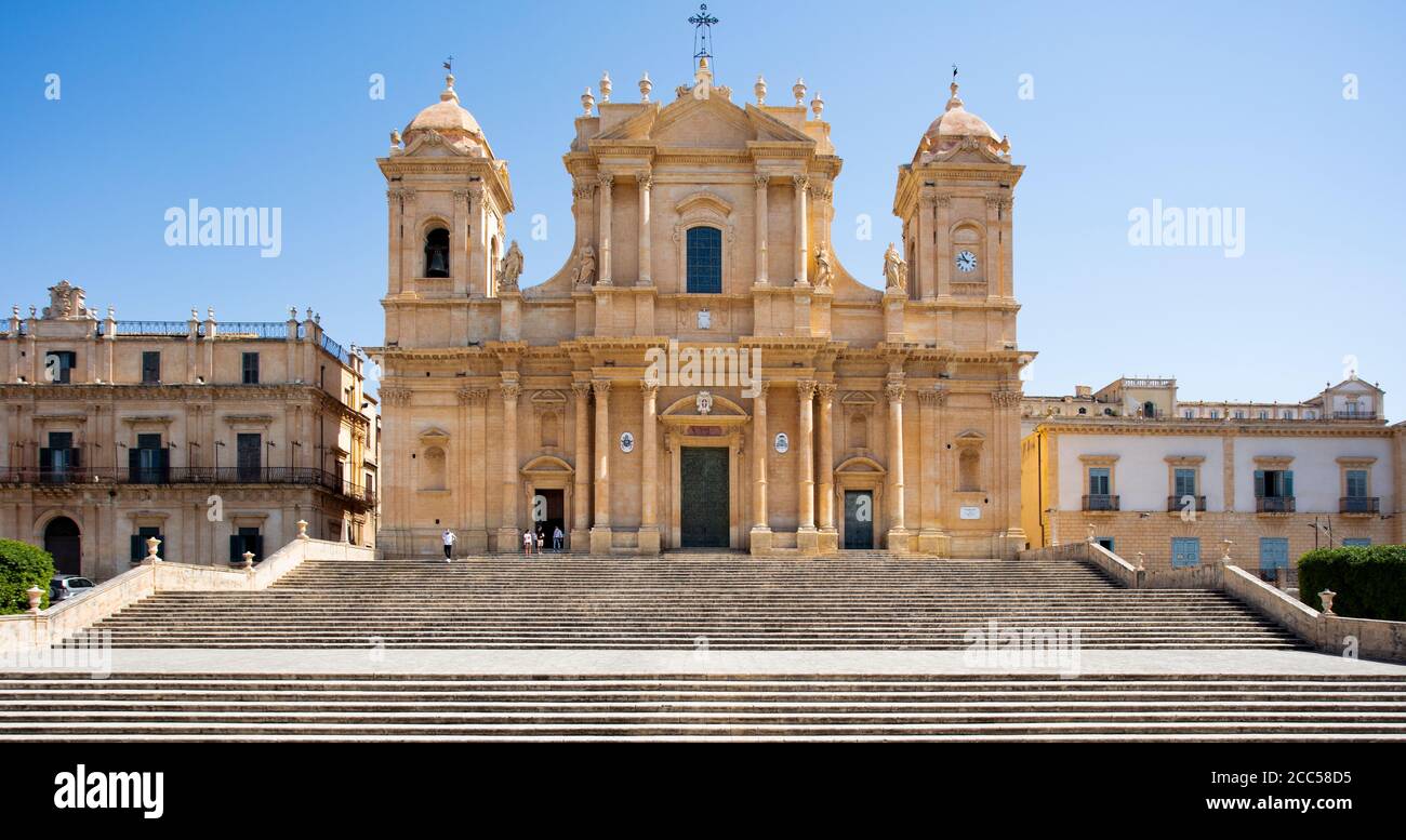 Die Fassade und Treppe der Kathedrale von Noto, Sizilien, im sizilianischen Barockstil nach dem Erdbeben von 1693 wieder aufgebaut. Stockfoto
