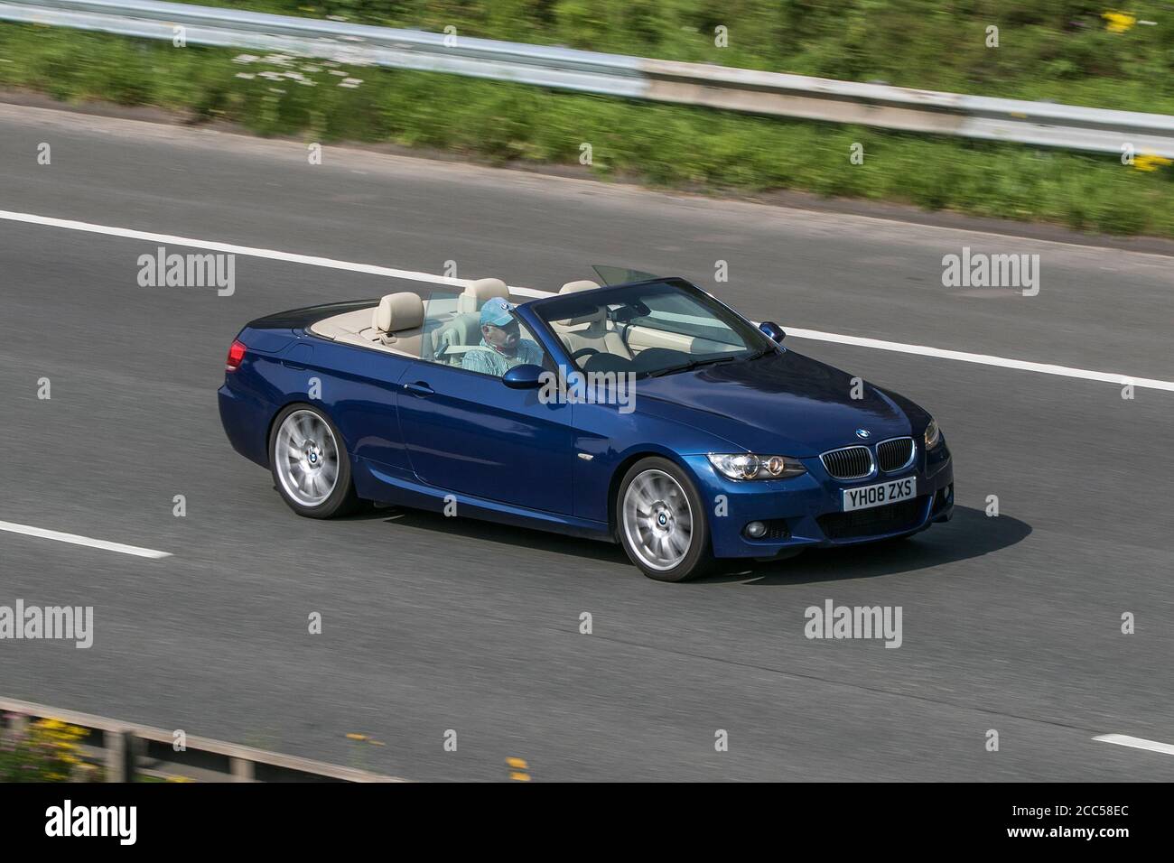 2008 blauer BMW 330D M Sport A Fahren auf der M6 bei Preston in Lancashire, UK. Stockfoto