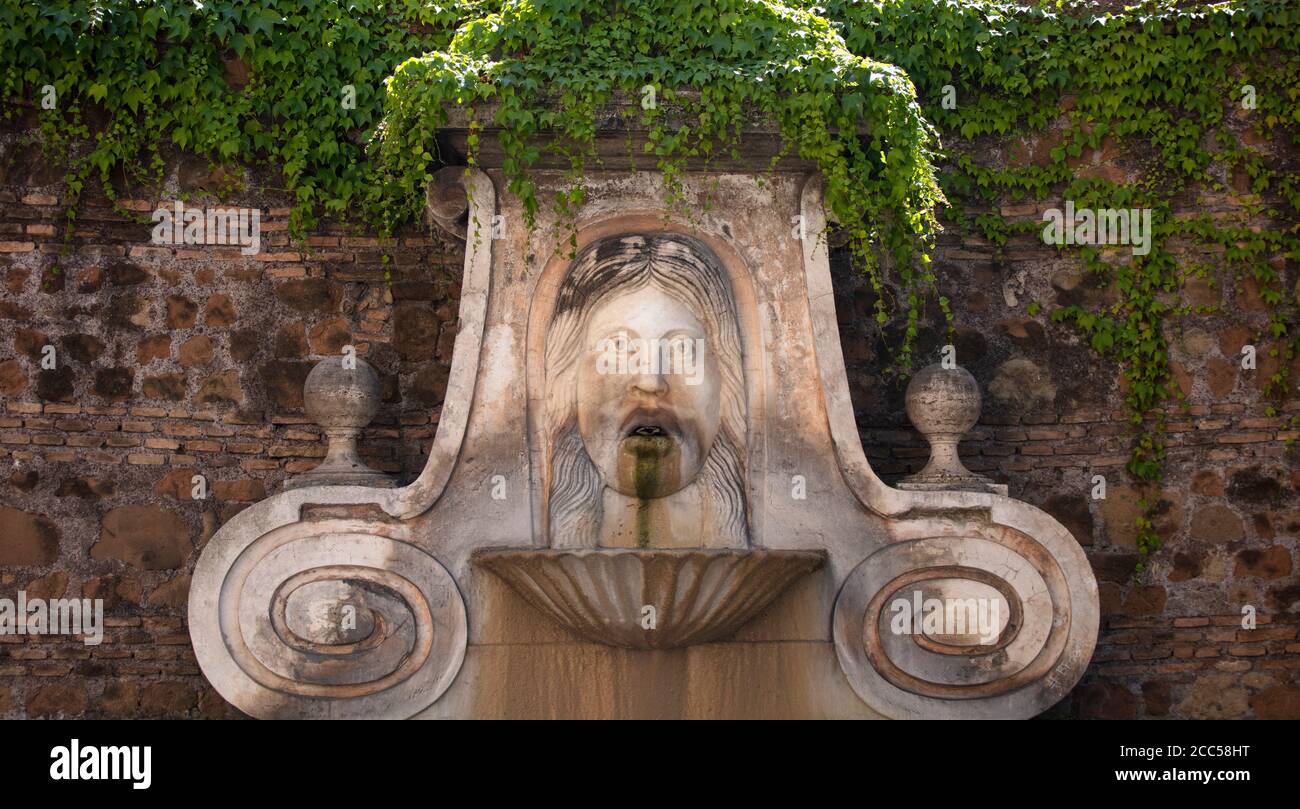 Fontana del Mascherone, in Via Giulia, Rom. Der Brunnen aus dem 17. Jahrhundert soll an Festtagen Wein gespuckt haben, ein Geschenk der Familie Farnese. Stockfoto