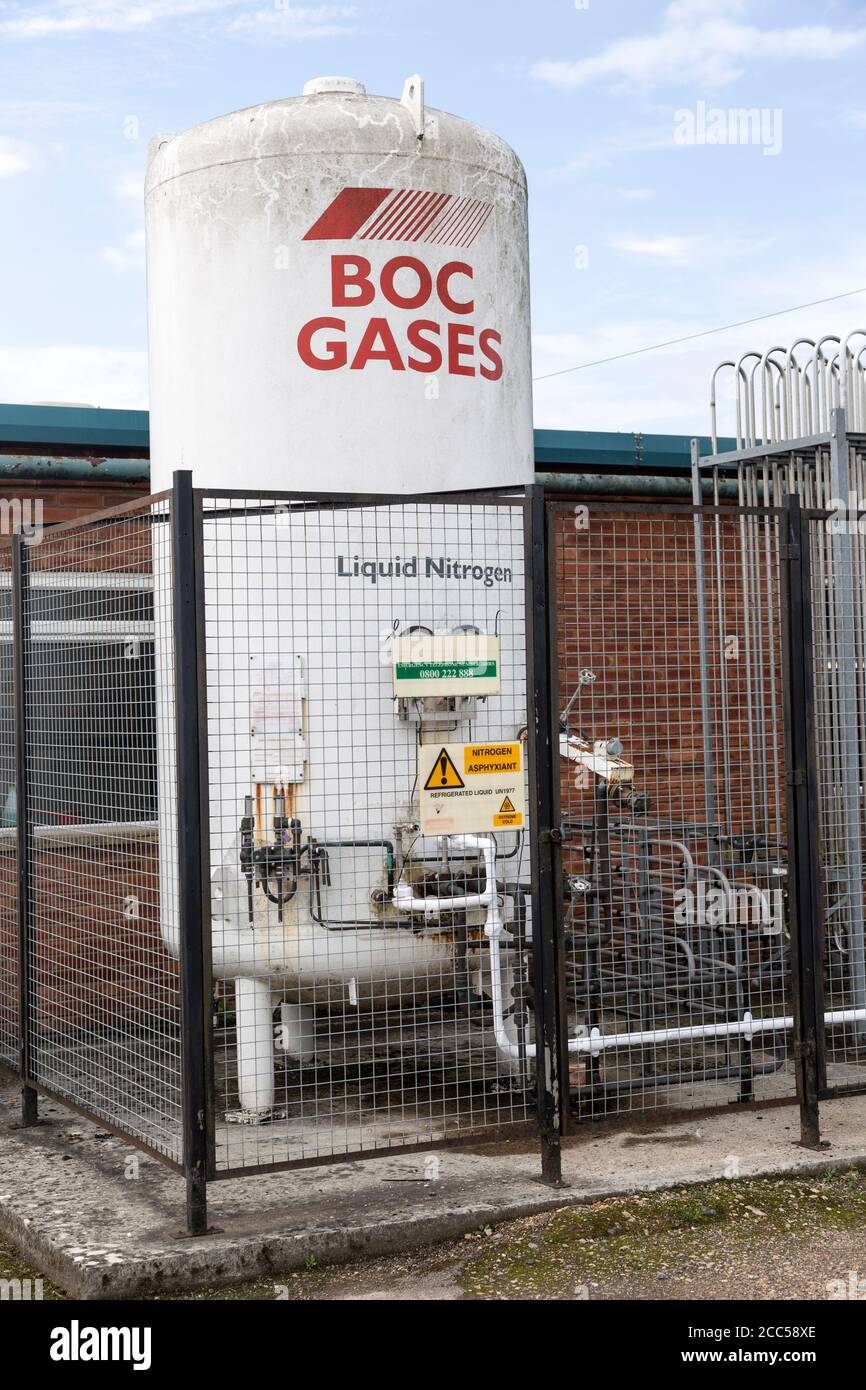 Lagercontainer für Flüssigstickstoff von BOC Gases in kleinen Industriegebäuden, Calne, England, Großbritannien Stockfoto
