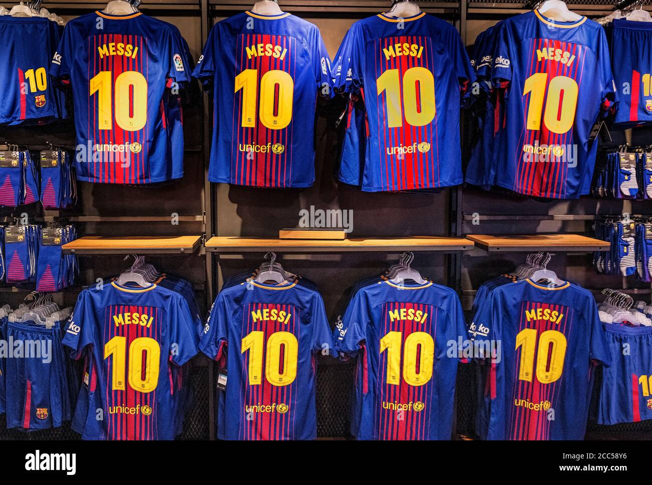Beliebte Messi Jerseys dominieren das Camp Nou, Barcelona, Spanien. Stockfoto