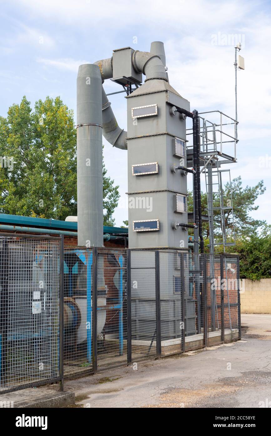 Abgas-Luftreinigungsturm Abgas bei kleinen Spezialisten Stahlfirma, Calne, England, Großbritannien Stockfoto