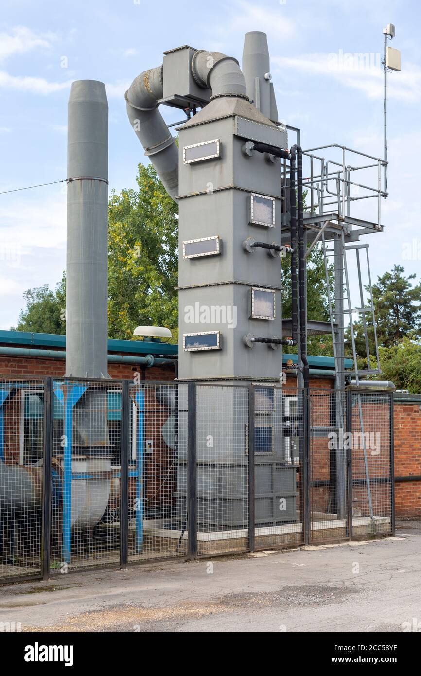 Abgas-Luftreinigungsturm Abgas bei kleinen Spezialisten Stahlfirma, Calne, England, Großbritannien Stockfoto