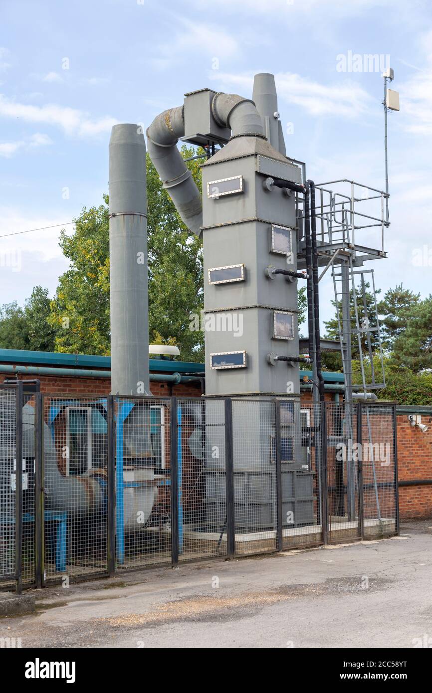 Abgas-Luftreinigungsturm Abgas bei kleinen Spezialisten Stahlfirma, Calne, England, Großbritannien Stockfoto