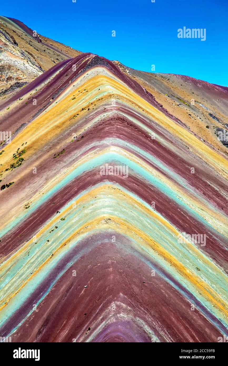 Nahaufnahme von bunten Streifen, die vom Mineraldeponisten am Vinicunca (Rainbow Mountain) in Pitumarca, Peru, erstellt wurden Stockfoto