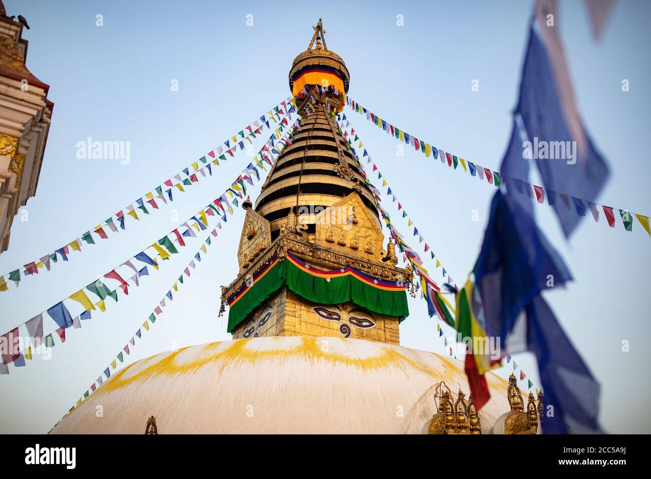Goldene Kuppel und Turm von Swayambhunath Stupa in Kathmandu, Nepal. Stockfoto