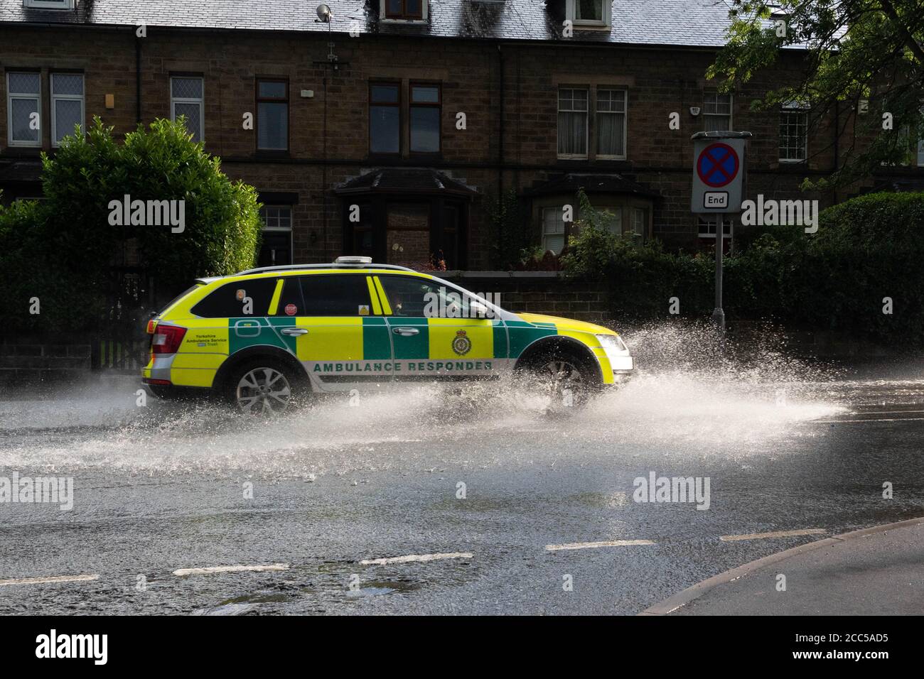 Ambulance Responder schnelle Reaktion Fahrzeug Auto fahren durch Überschwemmungen, Barnsley, South Yorkshire, England, Großbritannien Stockfoto