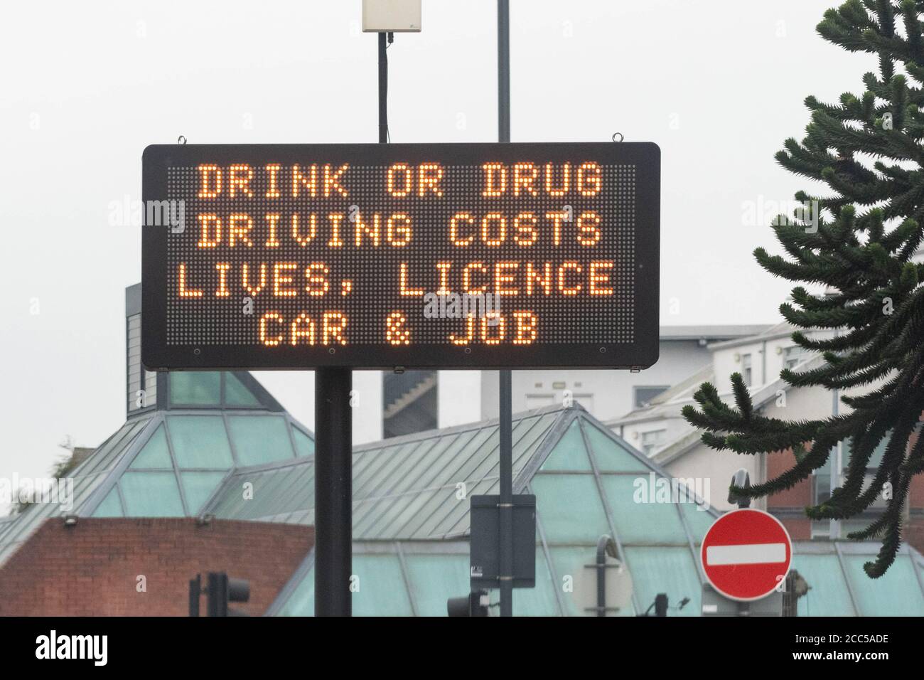 Trinken oder Drogen Fahrkosten Leben, Kfz-Führerschein und Job-Schilder in Leeds, West Yorkshire, England, Großbritannien Stockfoto