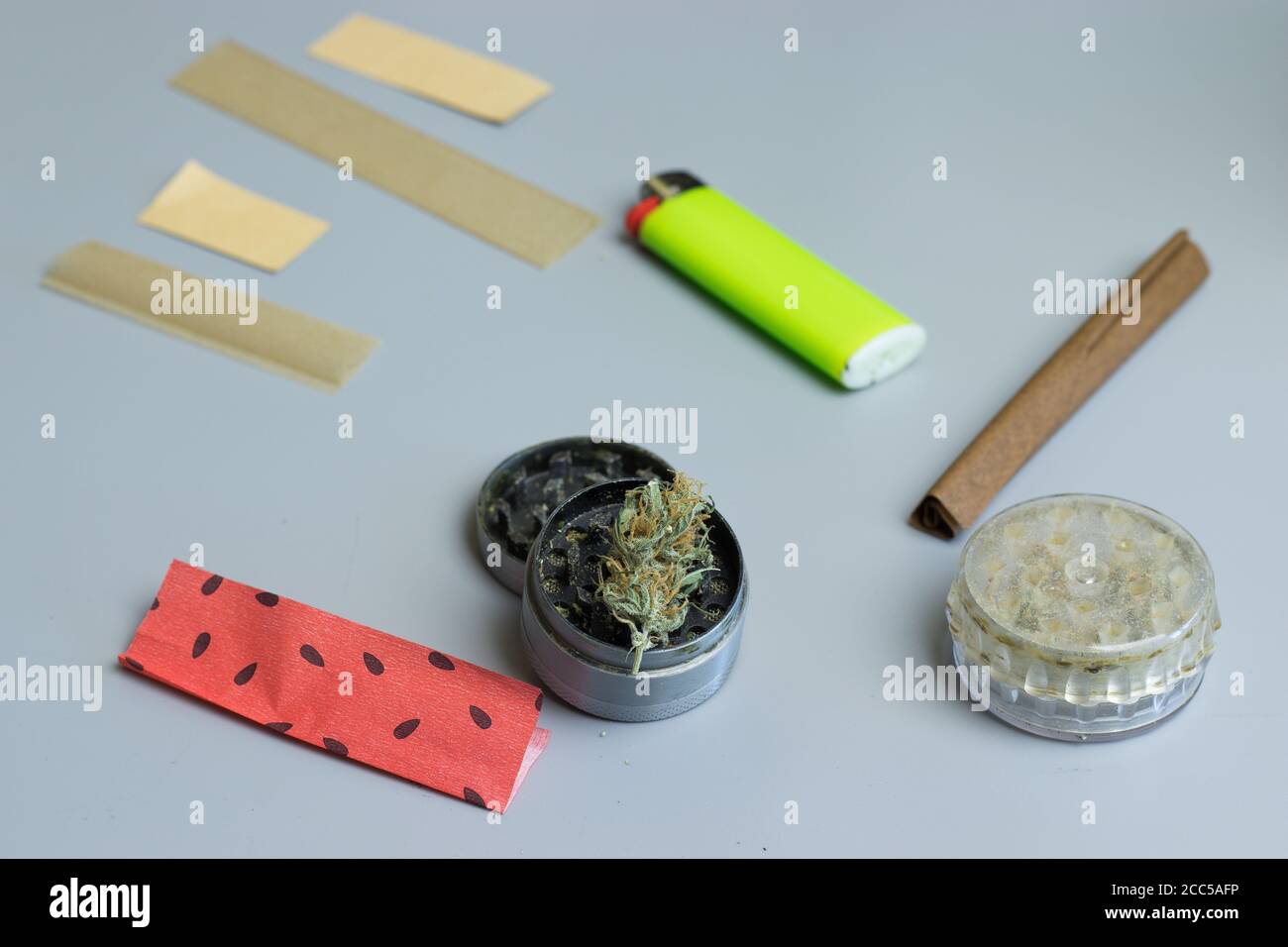 Rauchen Zubehör für Cannabis Drogenkonsum. Marihuanaknospen Stockfoto