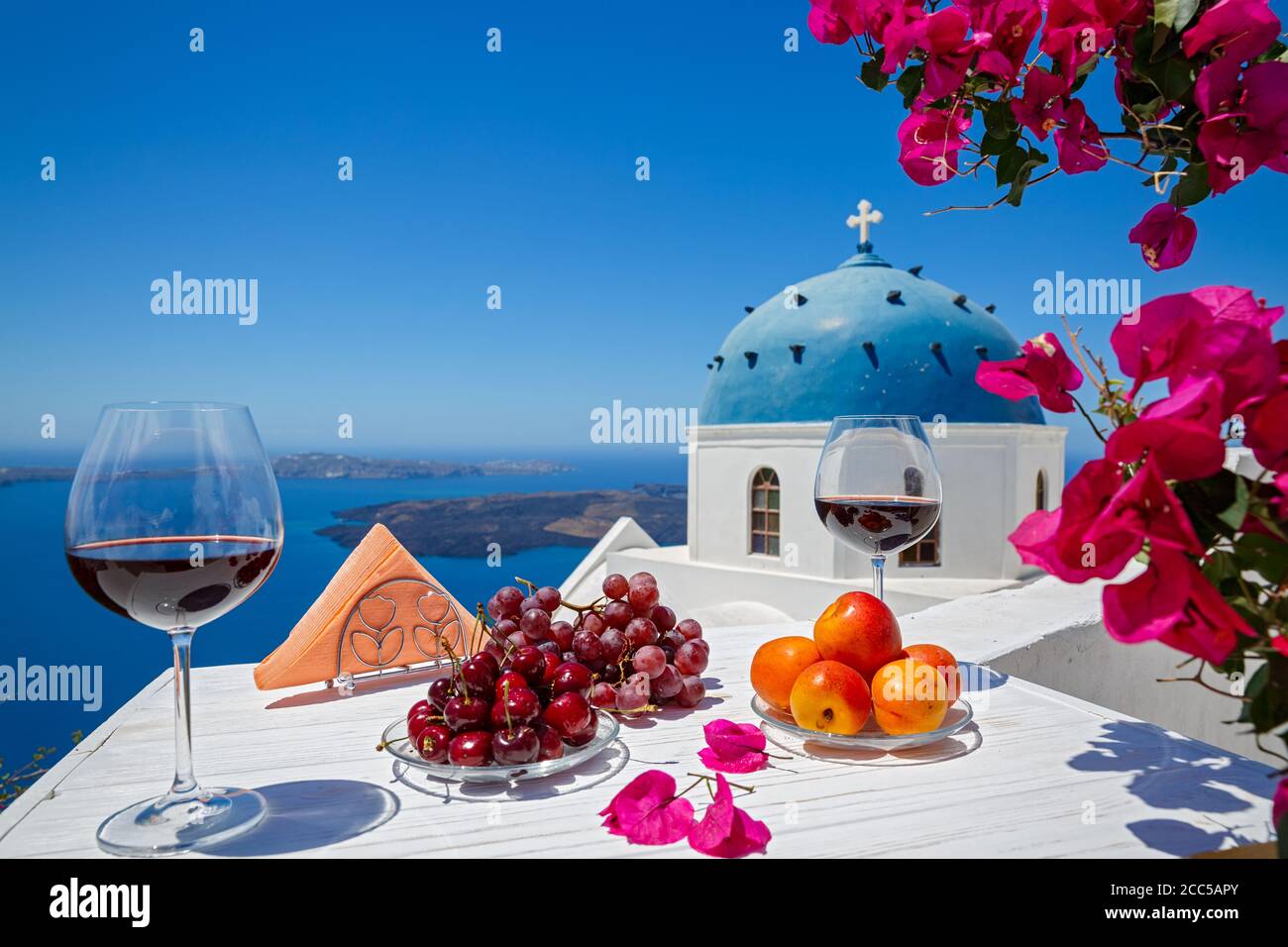 Zwei Gläser Rotwein und Obst auf dem Hintergrund Des Meeres in Griechenland Stockfoto
