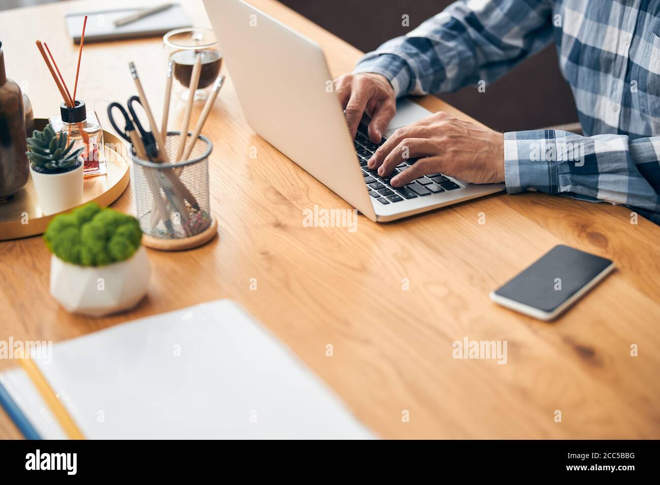 Nahaufnahme der männlichen Hände, die die Tastatur berühren Stockfoto