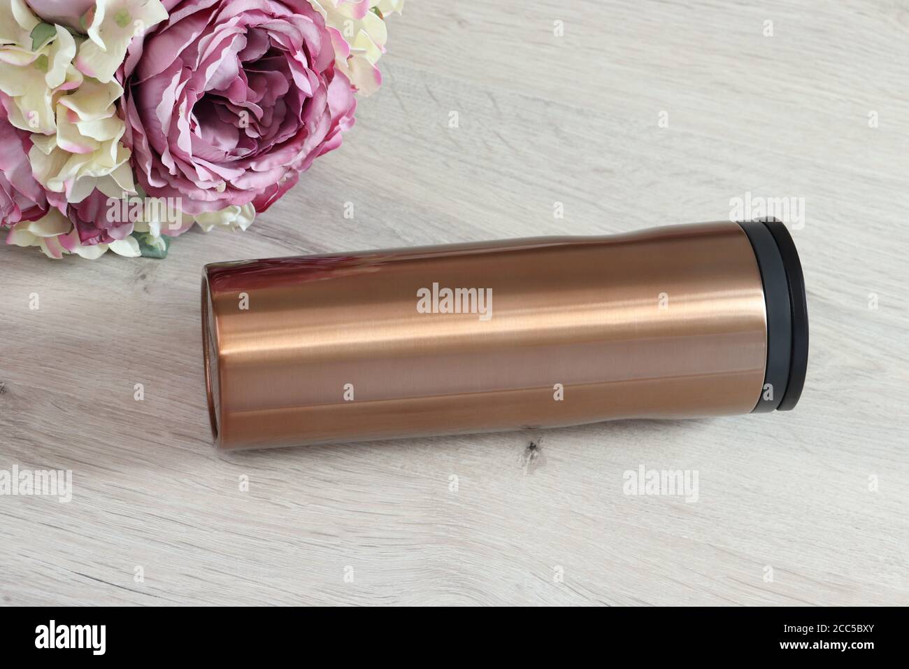 Edelstahl-Kaffeebecher Mockup, Reisebecher für heiße Getränke Stockfoto