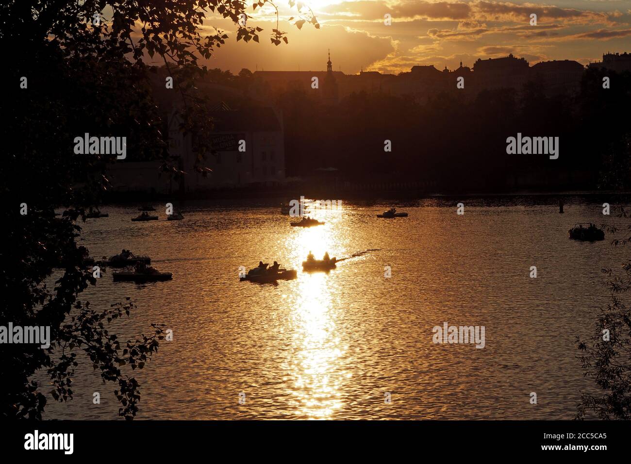Blick auf Prag und Fluss Moldau Trom Smetana Waterfrontl, Prag, Tschechische Republik Stockfoto