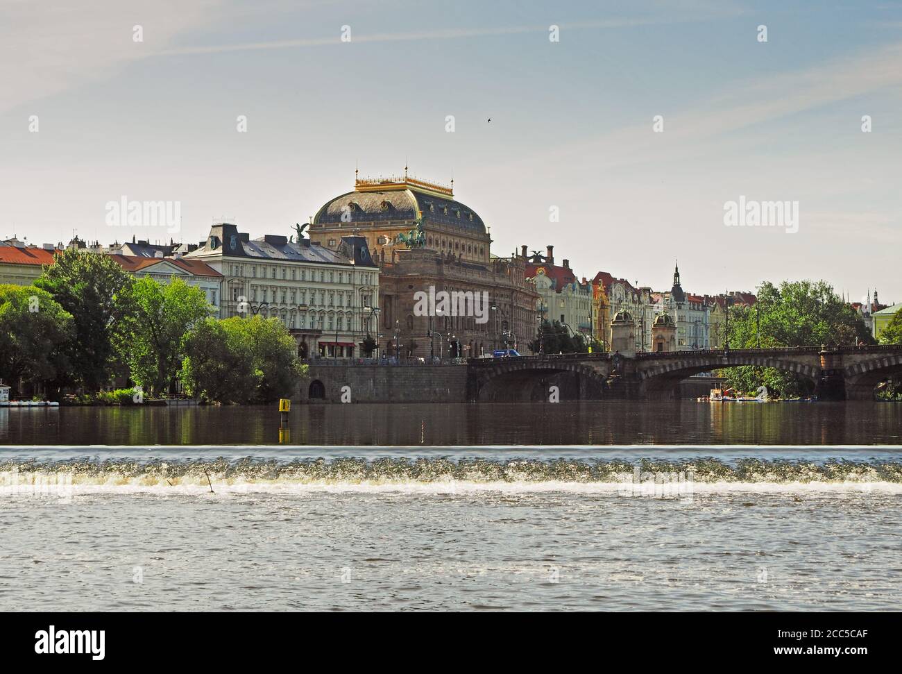 Blick auf Prag, Moldau und Nationaltheater von der Rasin Waterfront, Prag, Tschechische Republik Stockfoto