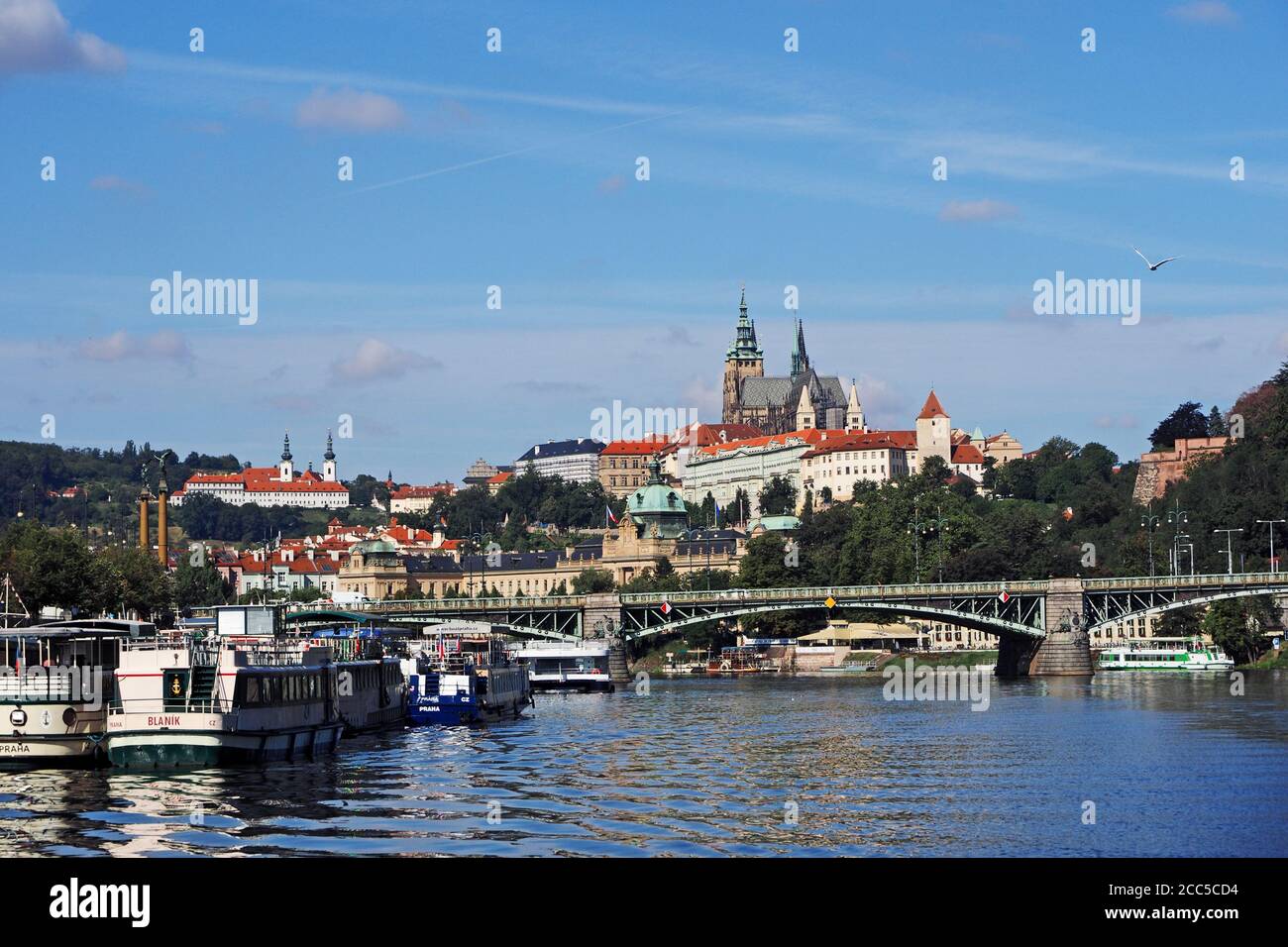 Blick auf die Prager Burg und den Fluss Vltaval, Prag, Tschechische Republik Stockfoto