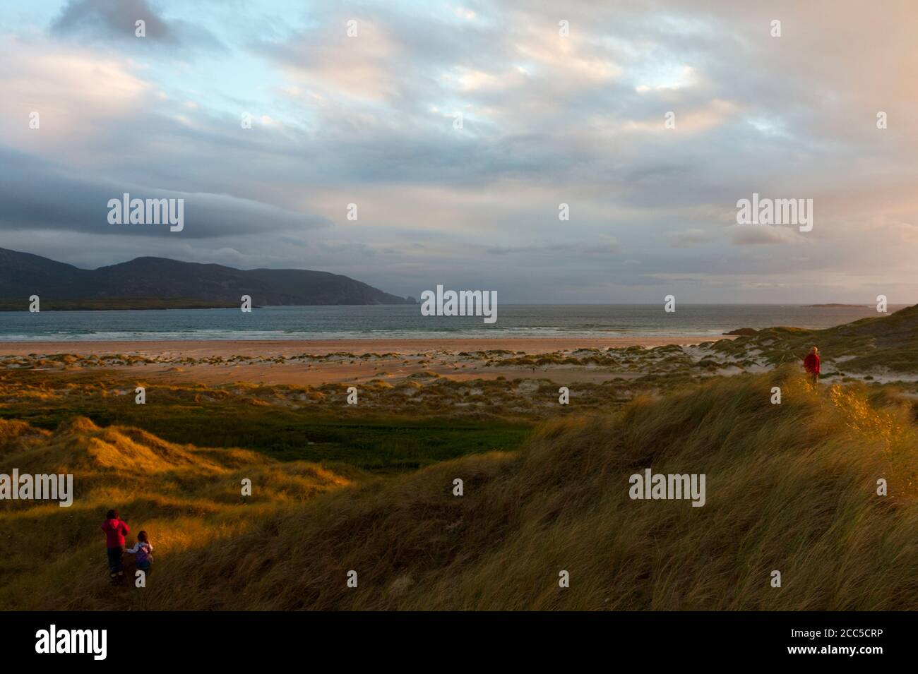 Menschen, die in Dünen hinter Trawmore Beach, County Donegal Stockfoto