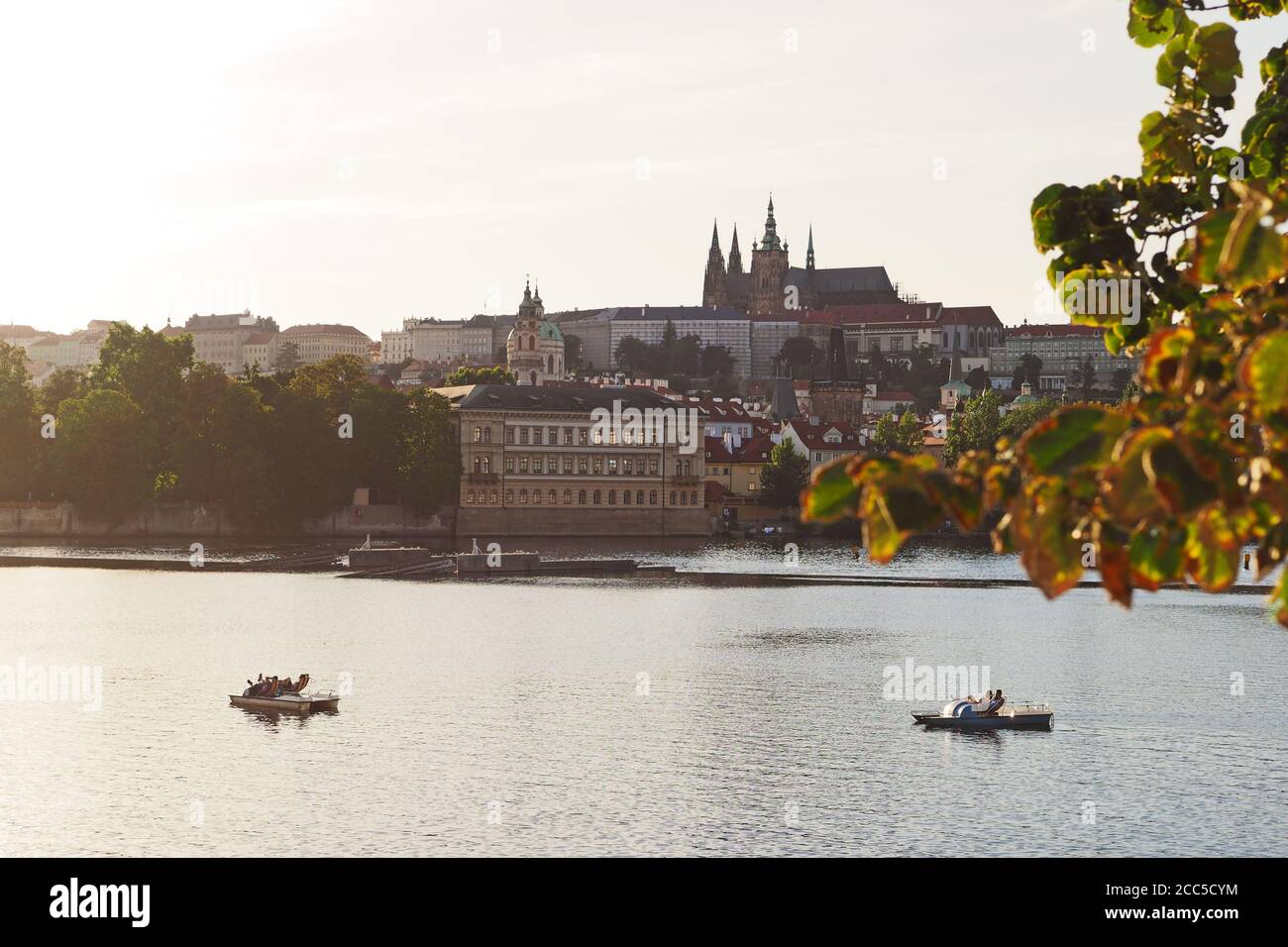 Blick auf die Prager Burg und die Moldau, Prag, Tschechische Republik Stockfoto