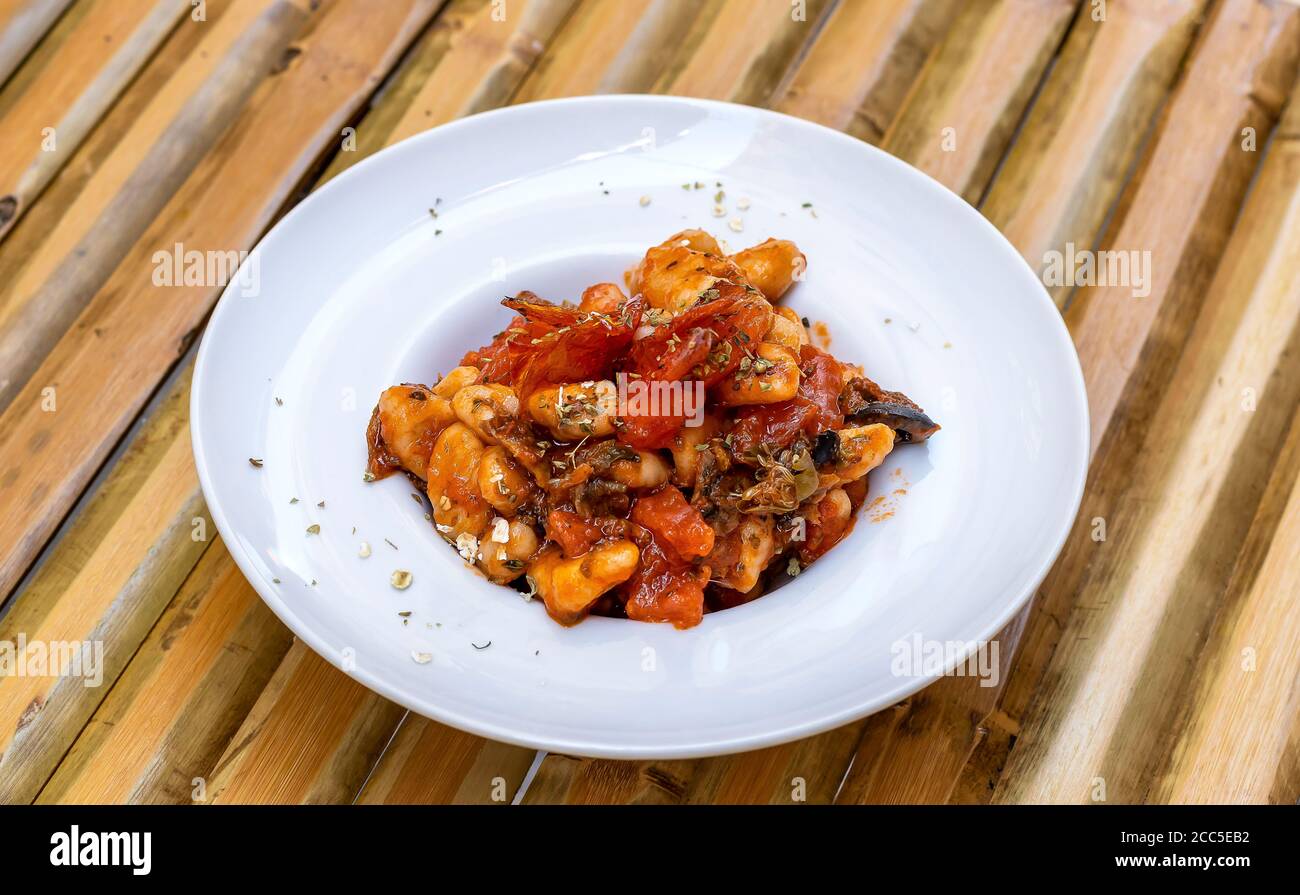 Hausgemachte Cavatelli Pasta mit Sauce puttanesca Stockfoto
