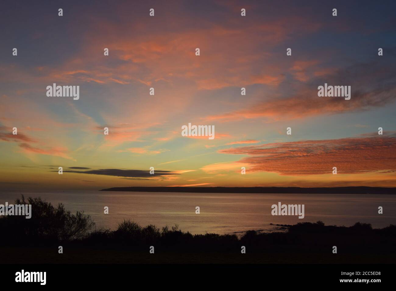 Pastellfarbener Sonnenuntergang über der Bucht Stockfoto