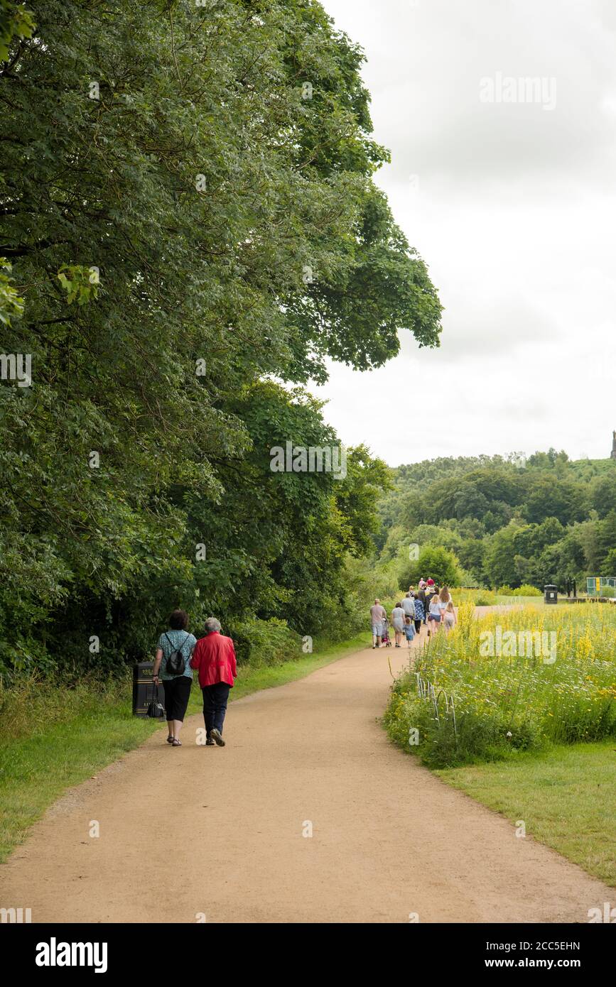 Menschen, die an einem sonnigen Tag auf dem englischen Land Staffordshire England spazieren gehen. Stockfoto