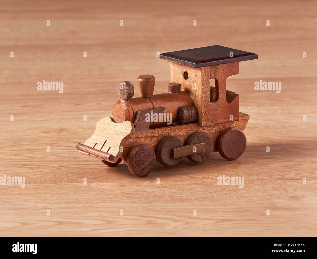 Handgefertigtes Lokomotivspielzeug aus Holz auf Holztisch Stockfoto