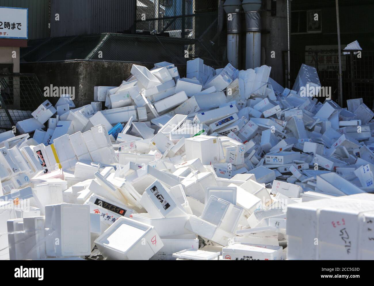 Ausrangierte Polystyrol-Eisboxen auf dem Tsukiji-Fischmarkt in Tokio, dem weltweiten Fisch- und Meeresfrüchtegroßmarkt. Stockfoto